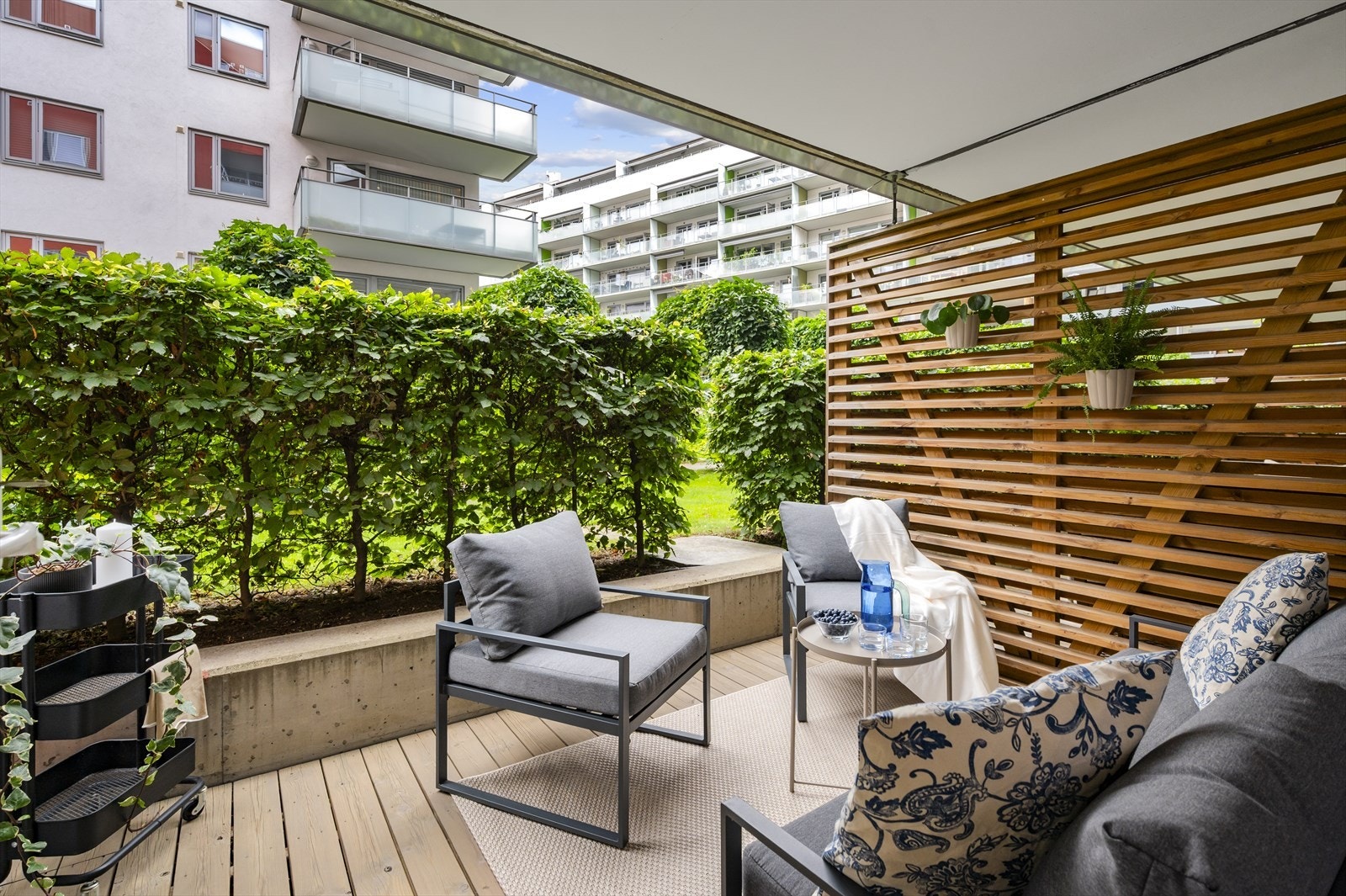 Fra stuen er det utgang til en romslig markterrasse med god plass til sittegruppe, grill og beplantning Galleribilde