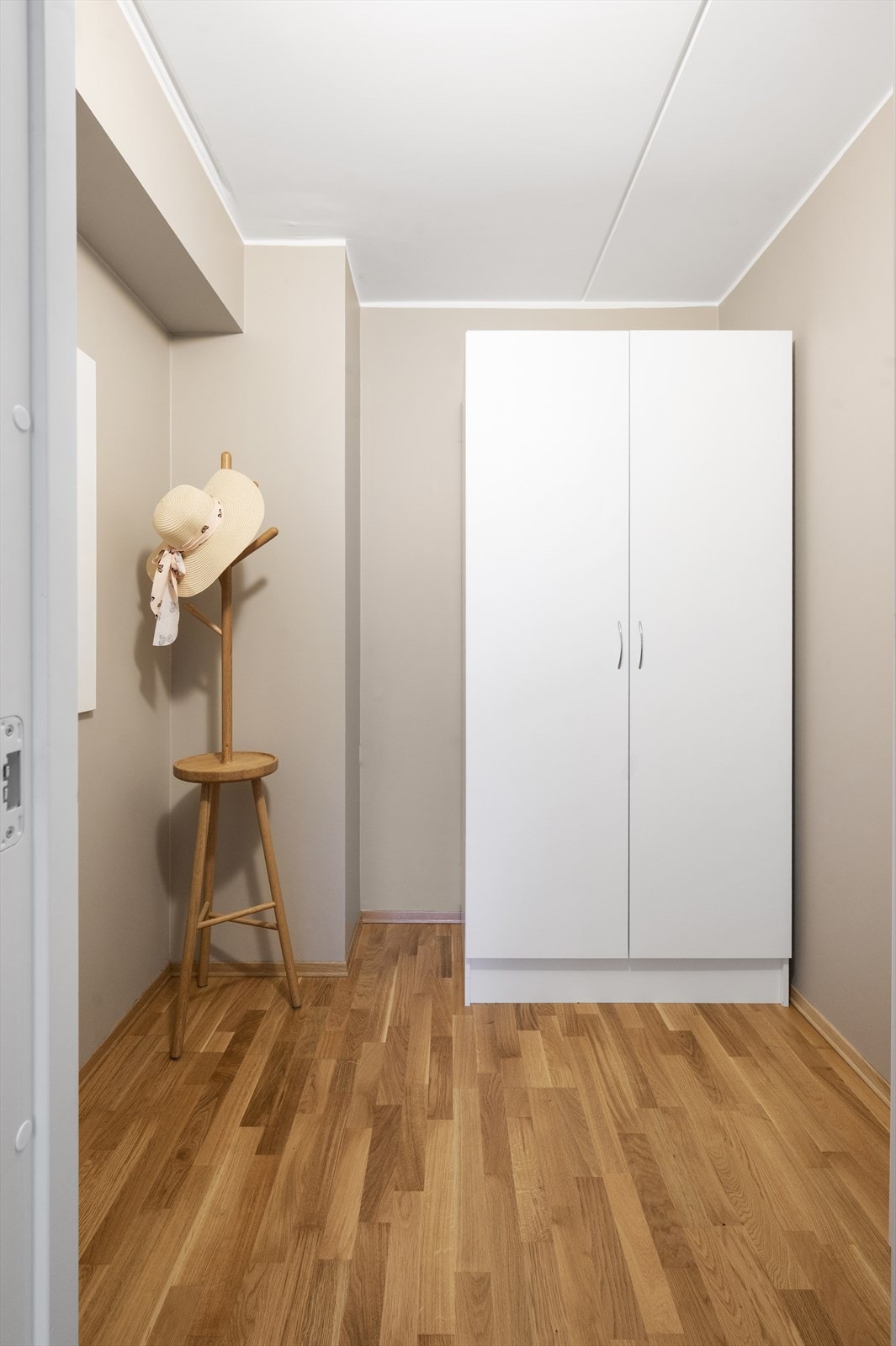 Her er det ekstra lagringsplass til klær, støvsuger, sportsutstyr m.m. Galleribilde