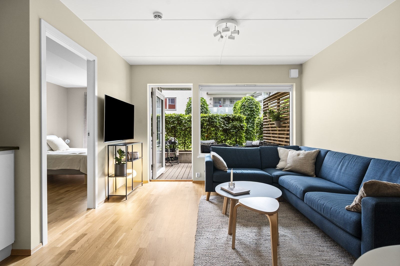 Alle overflater er malt i lyse farger og det er lagt tre-stavs parkett på gulv Galleribilde