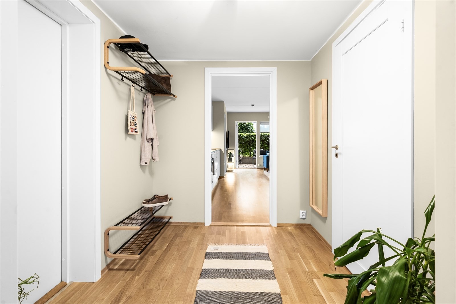 Gangen binder rommene i boligen sammen på en god måte, noe som underbygger den gode planløsningen Galleribilde