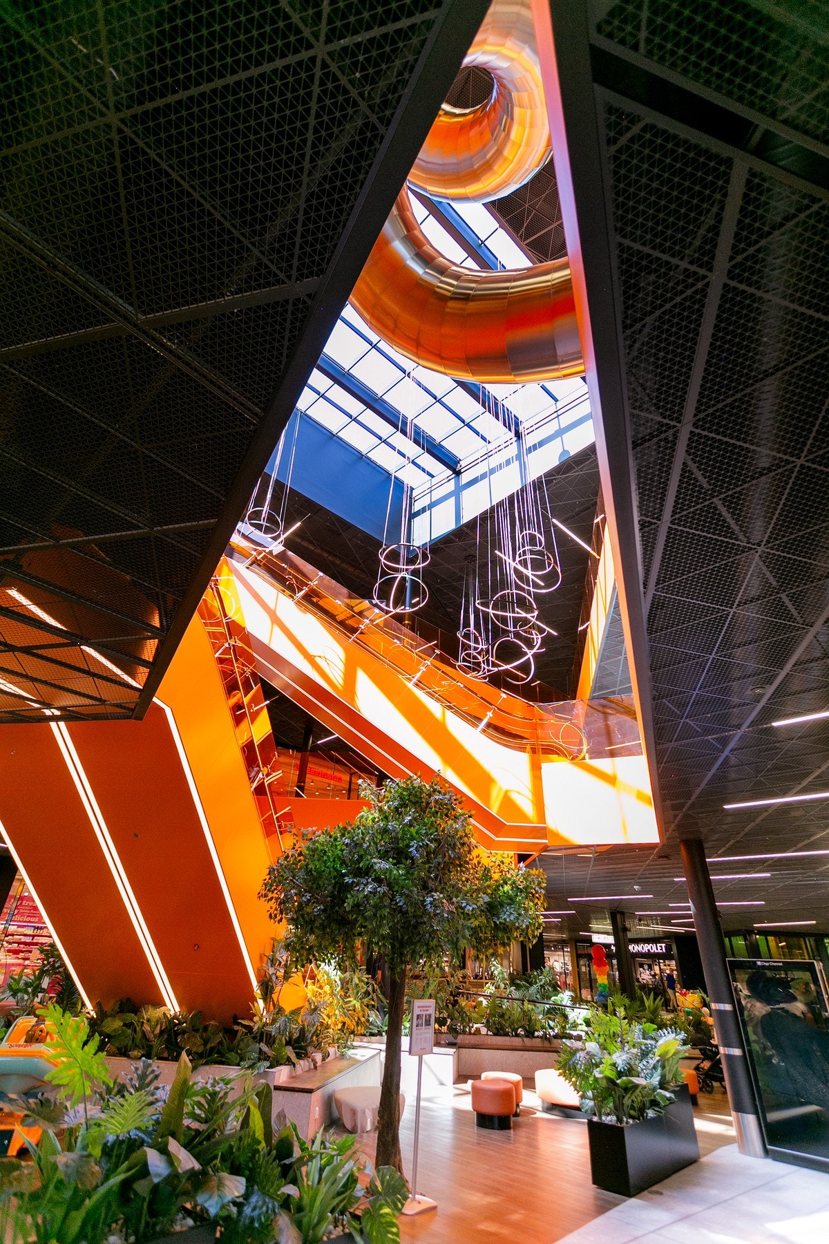 I tillegg til Vinmonopol, Apotek og SATS treningssenter, finner du også trampoline park, flerbrukshall og en stor aktivitets park. Galleribilde