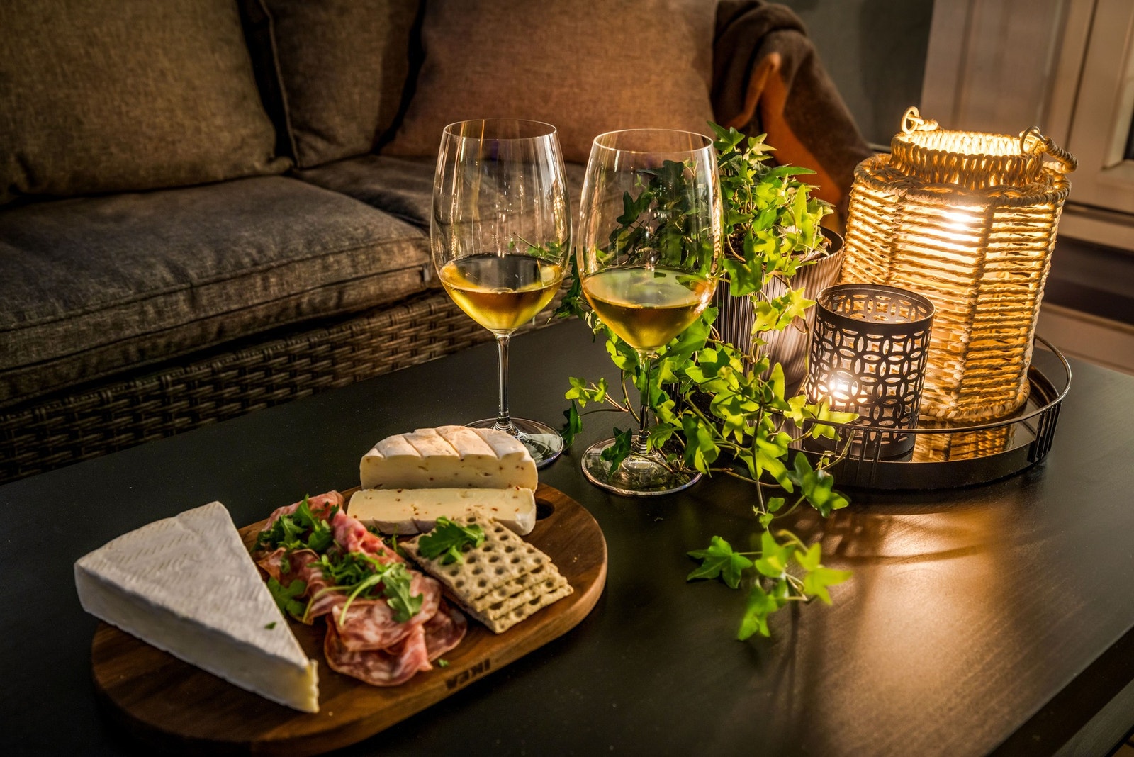 Balkongen byr på en uteplass som tåler både middagsgjester og vinter grill. Galleribilde