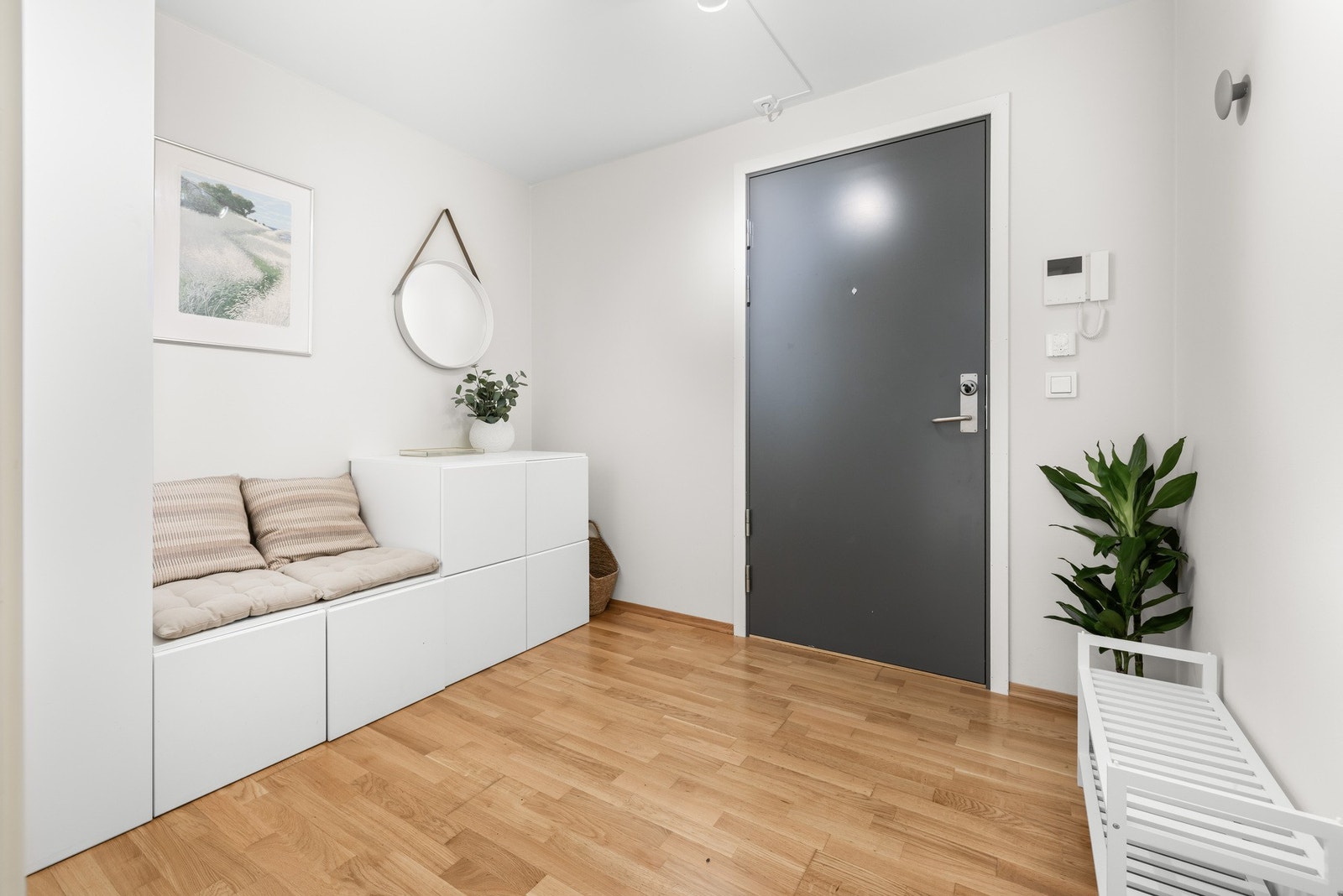 Ryddig entré med plass til sko og yttertøy med praktisk innvendig bod rett ved døren. Galleribilde