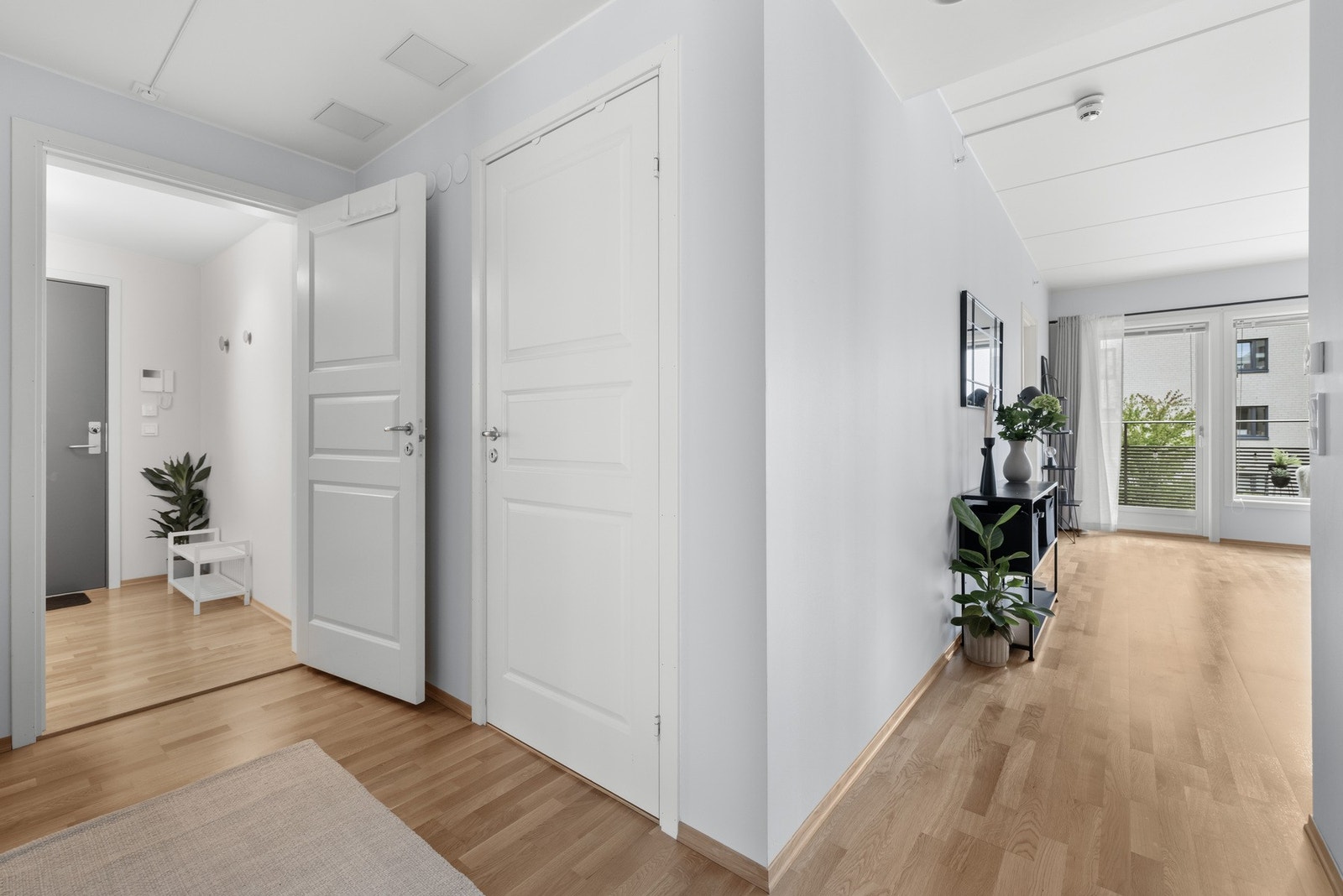 En bred gang som ikke bare er et bindeledd, men et rom i seg selv. Luftig overgang mellom privat sone og den sosiale delen av hjemmet. Galleribilde