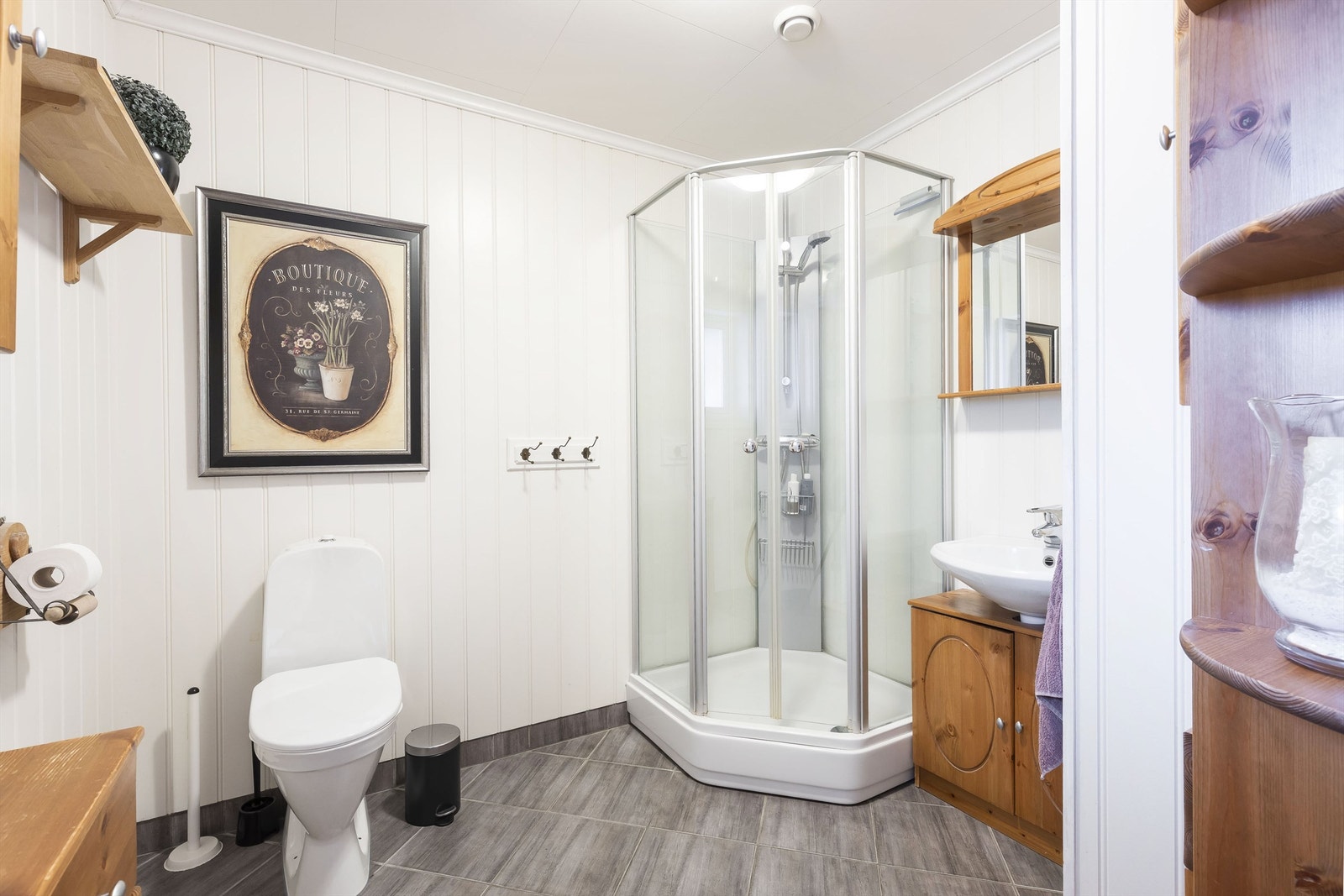 Bad 1.etg. med dusjkabinett, wc, servant og innredning. Galleribilde