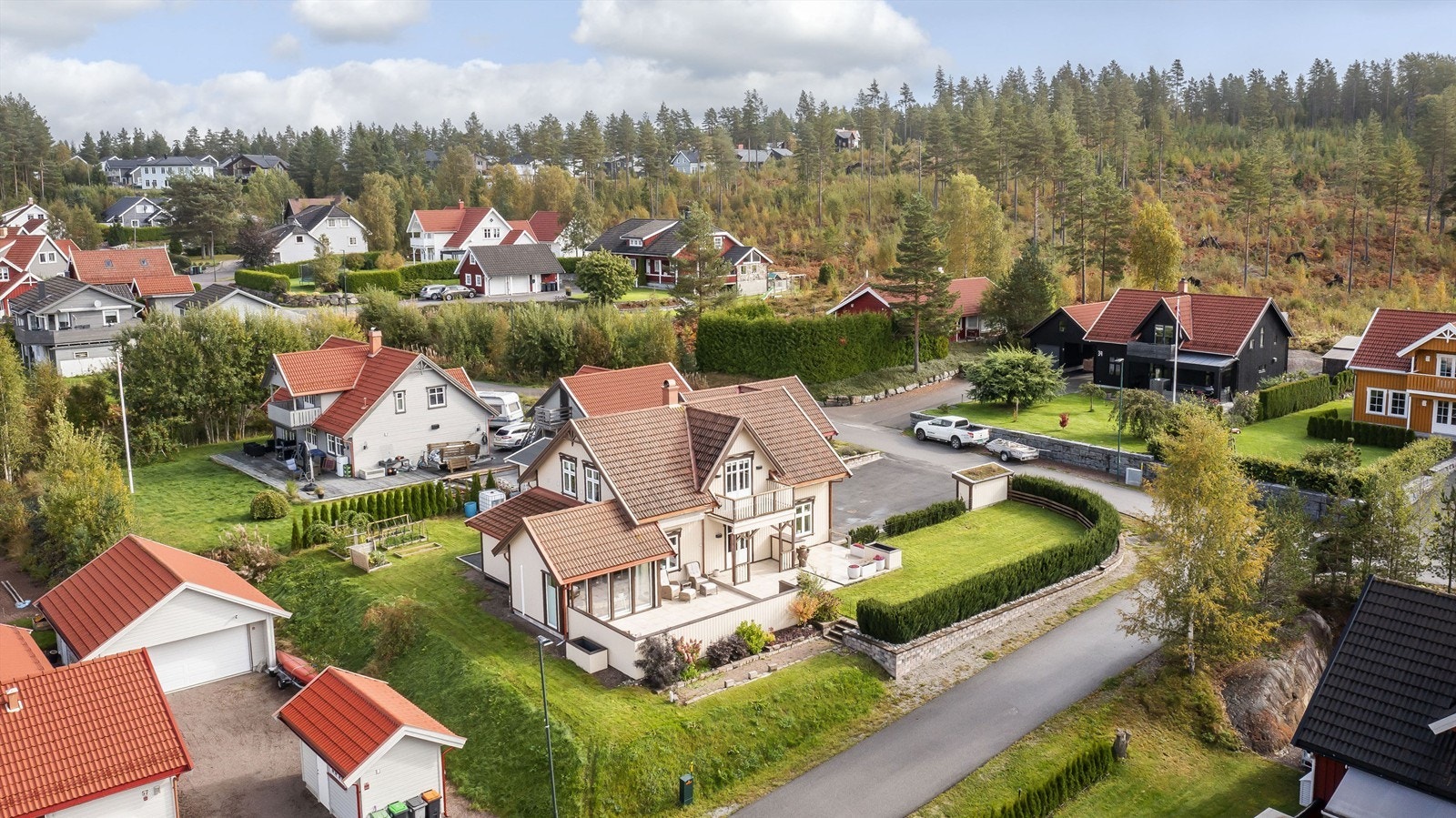 Rolig boligfelt uten gjennomgangstrafikk Galleribilde