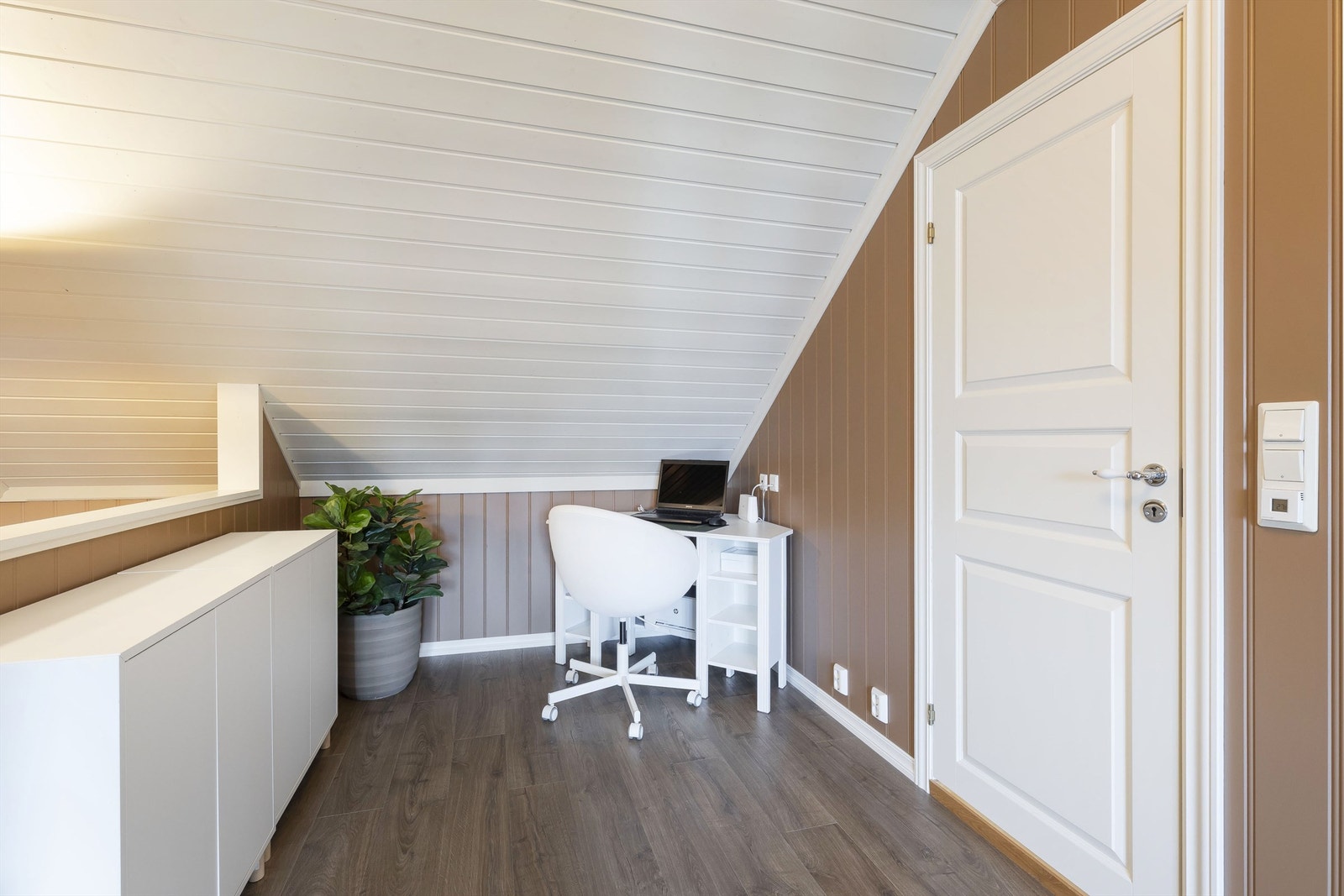 Kontorplass i loftstue Galleribilde