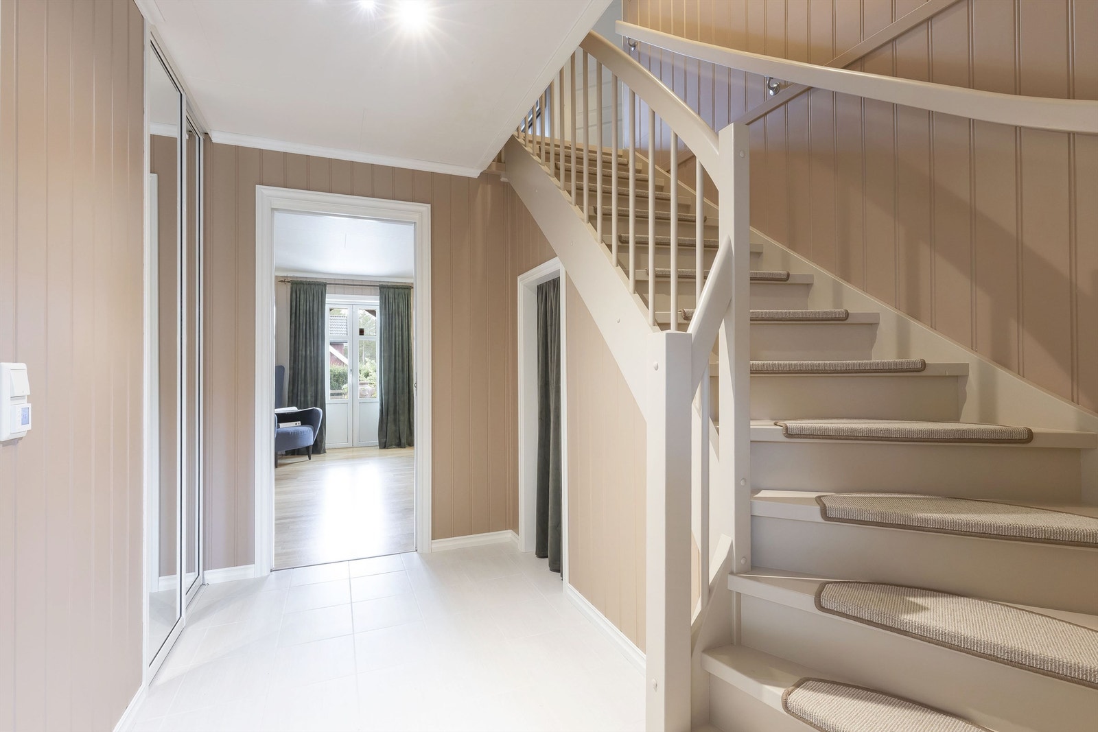 Hall med garderobeløsning og trapp til 2.etg. Galleribilde