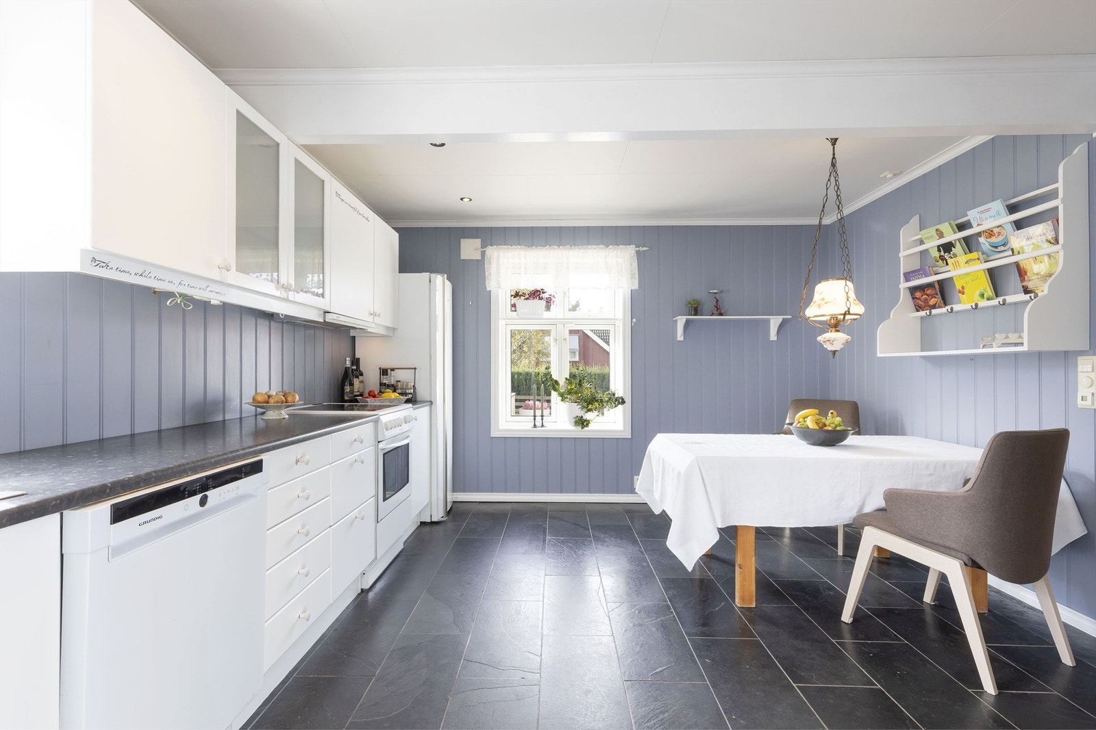 Stort lyst kjøkken - godt med skapplass Galleribilde