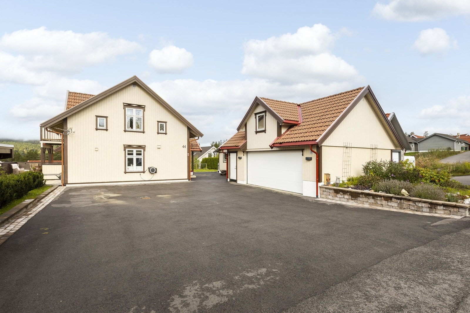 Dobbelgarasje med loft og uthus. Galleribilde