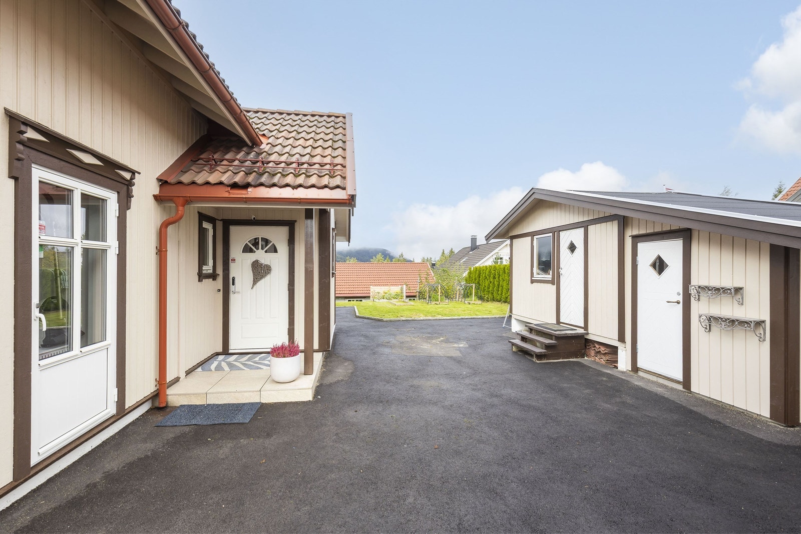 Nylig asfaltert gårdsplass (2024) Galleribilde