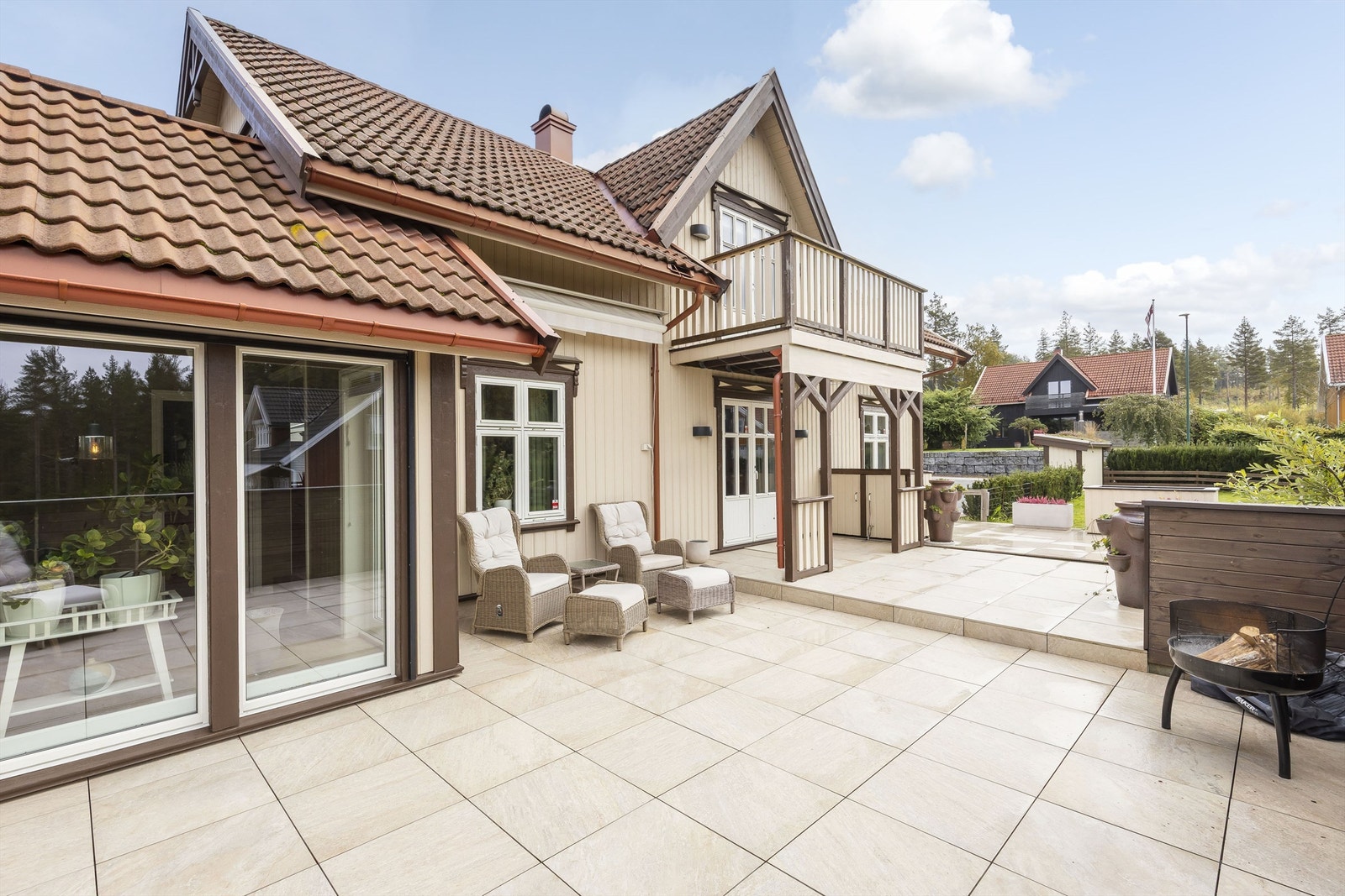 Terrassen er belagt med flisheller og utstyrt med blomsterkasser. Galleribilde
