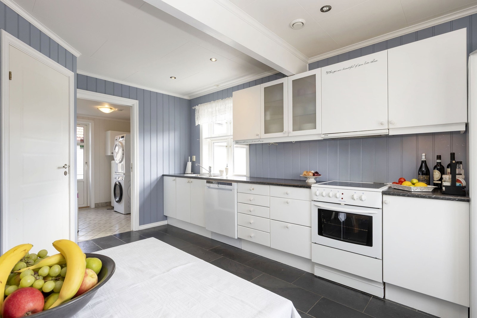 Vaskerom og matbod i tilknytning til kjøkken Galleribilde