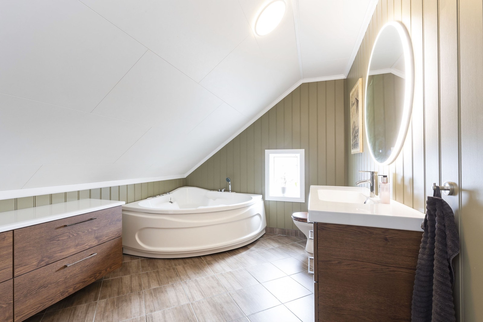 Bad i 2.etg. med hjørnekar, servant i innredning og wc. Galleribilde