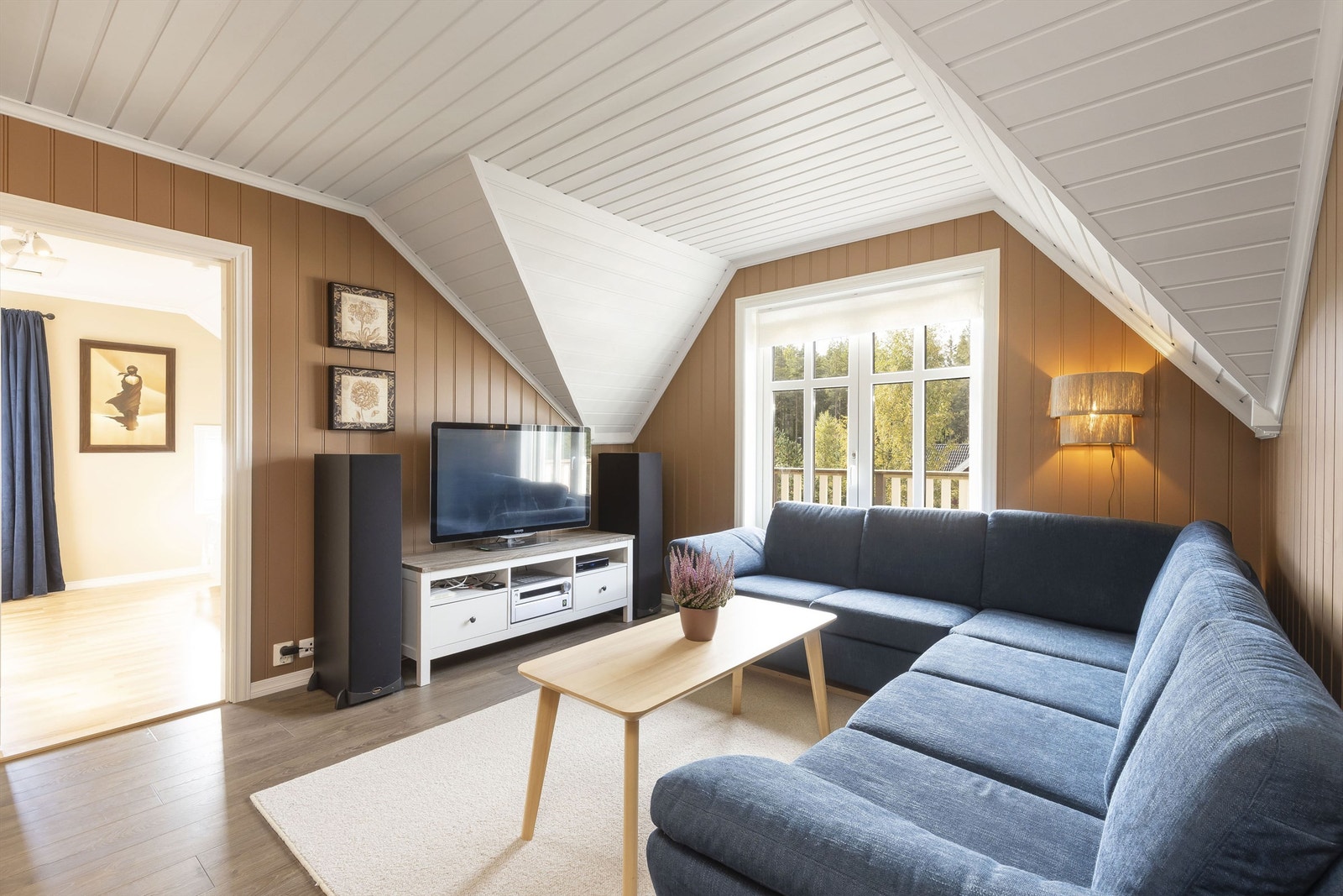 Loftstue med utgang til balkong Galleribilde