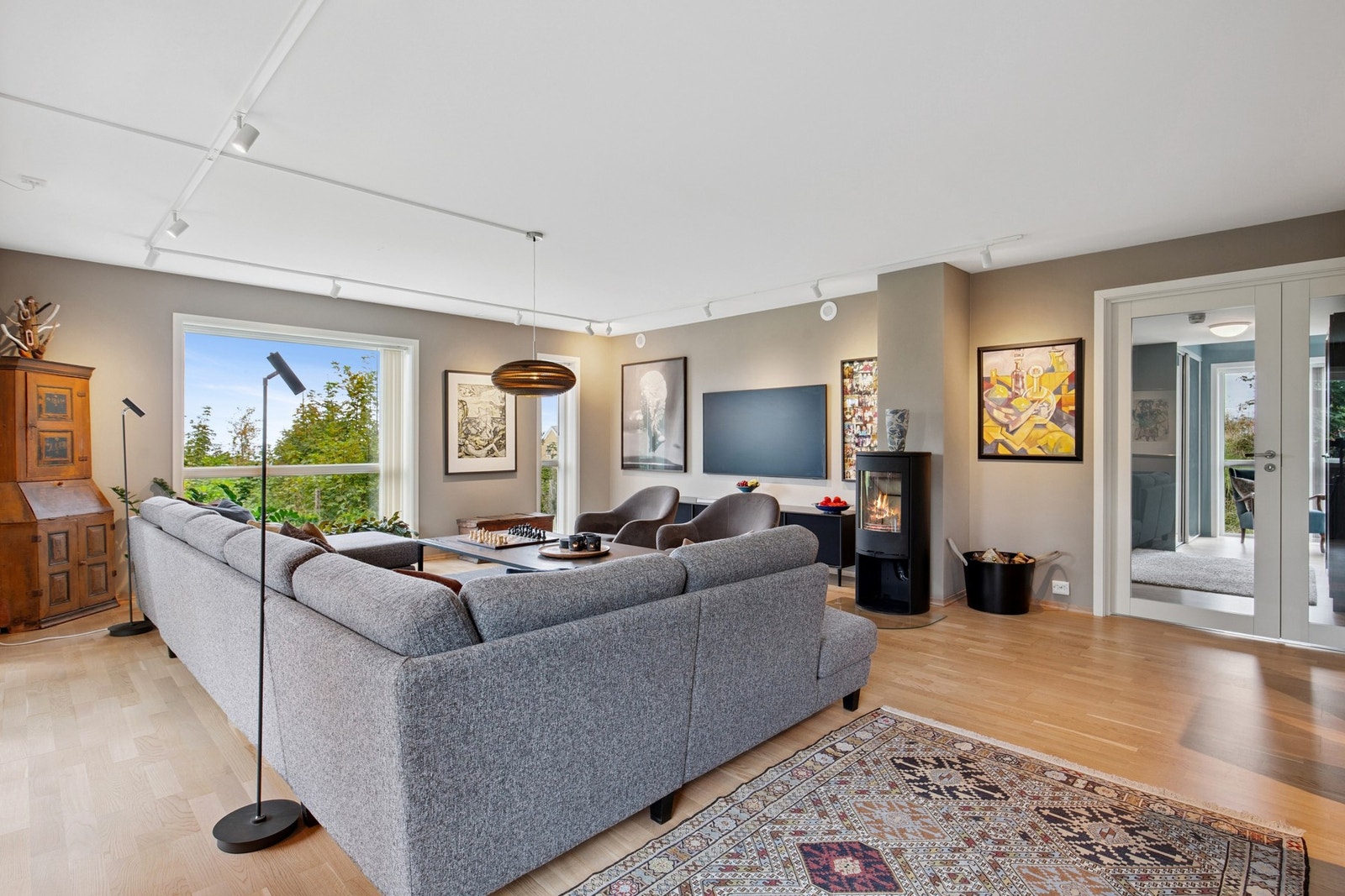 Her bor man i et rolig og attraktivt boligområde med gangavstand til sentrum og alle fasiliteter Galleribilde