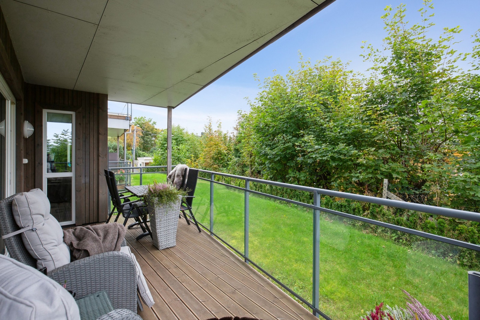 Vestvendt terrasse med ettermiddags og kveldssol Galleribilde