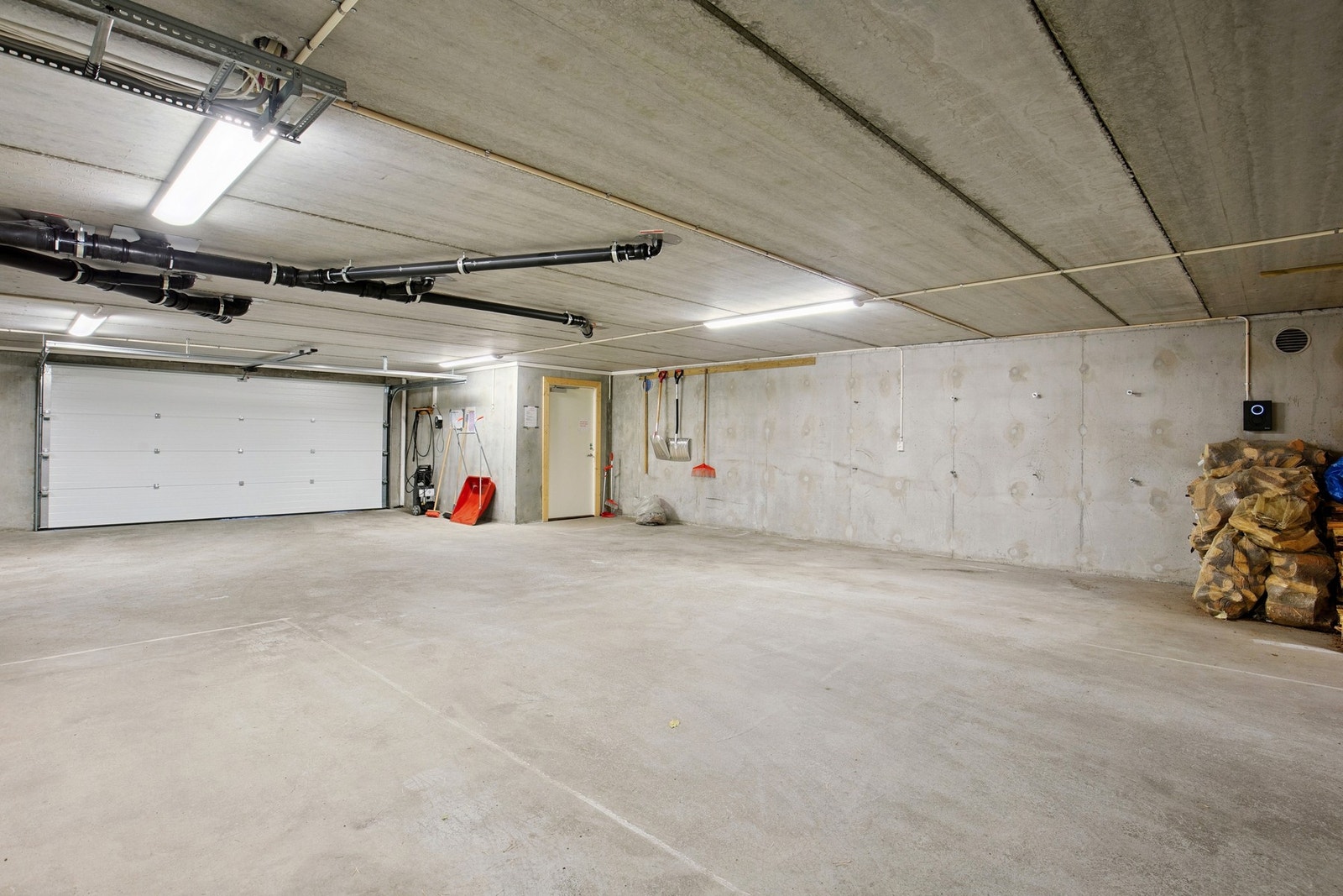 Garasje med elbil lader og egen bod på 10 kvm Galleribilde