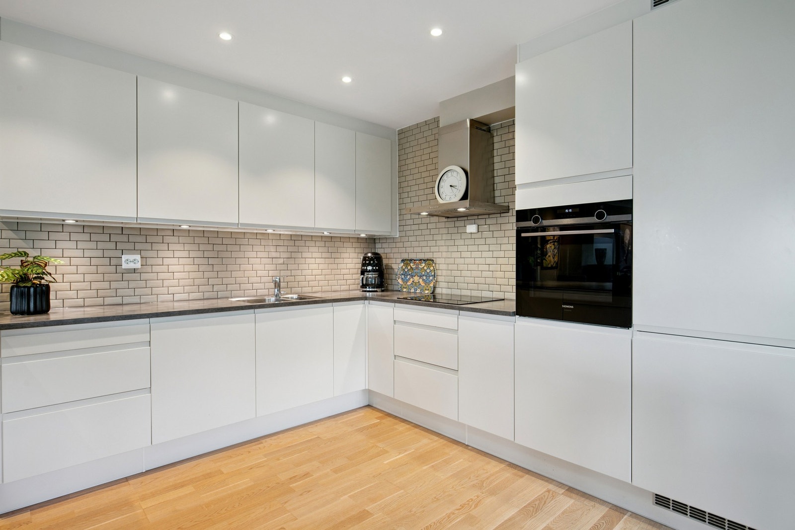 Kjøkken med integrerte hvitevarer Galleribilde