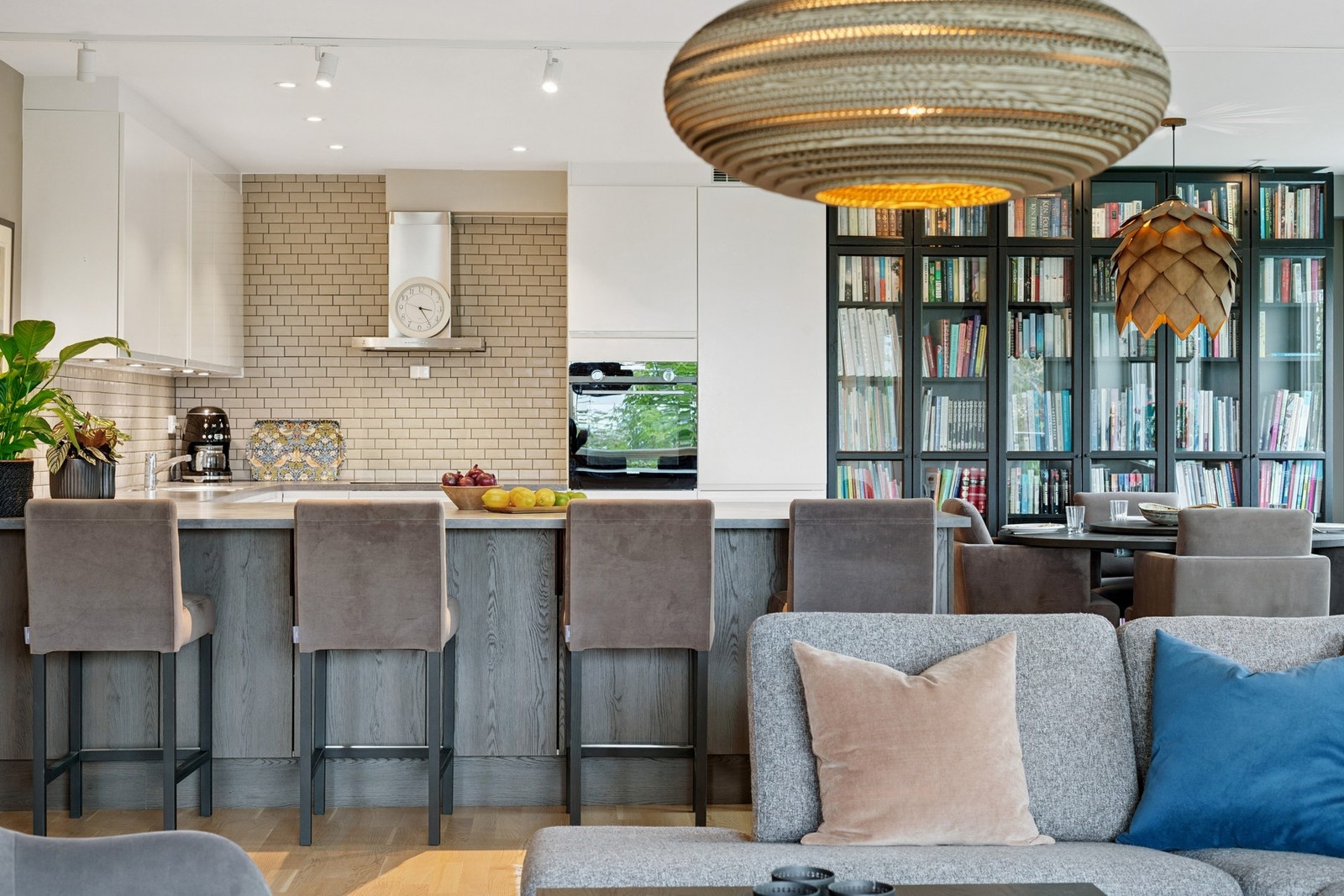 Kjøkken har flere sittegrupperinger Galleribilde