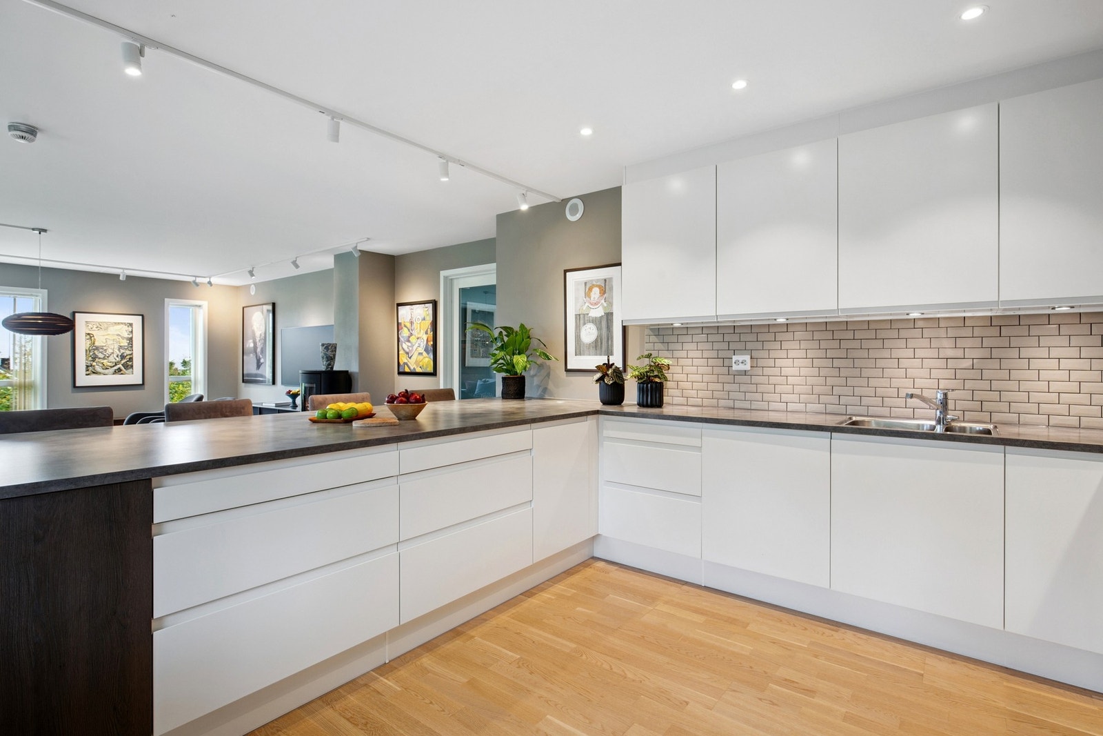 Kjøkken har stor arbeidsflate og kan også benyttes som spiseplass Galleribilde