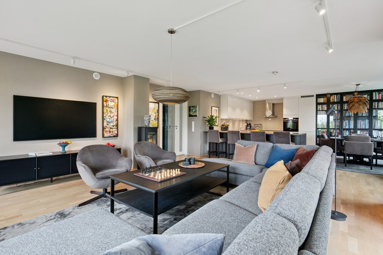 Romslig leilighet med moderne materialvalg Galleribilde