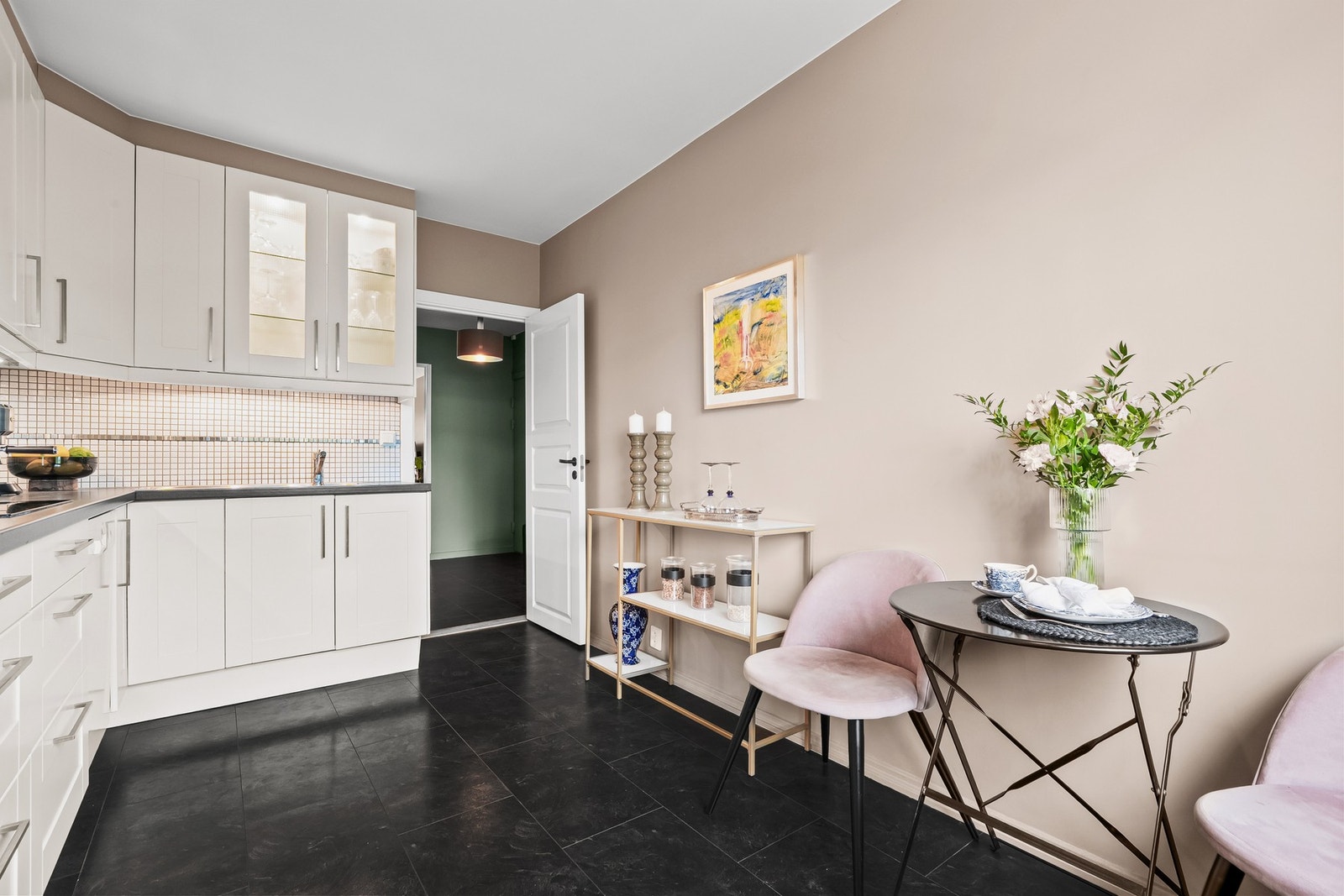 Fin plass til å innrede med et lite spisebord på kjøkkenet. Galleribilde