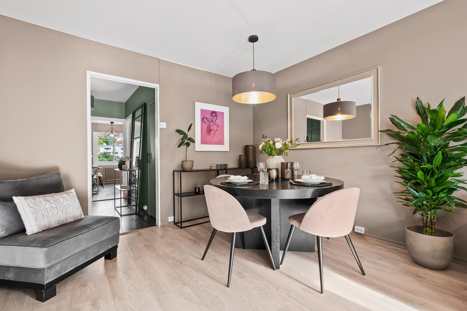 Her er det fin plass til å innrede med et spisebord. Galleribilde