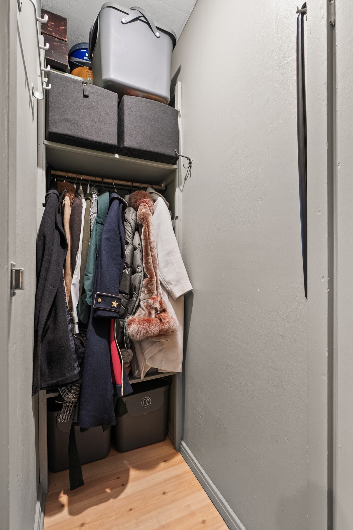 I tillegg er det adkomst fra gangen til en en hendig bod. Ytterligere lagringsplass finnes i en disponibel kjellerbod på ca. 4 kvm. Galleribilde