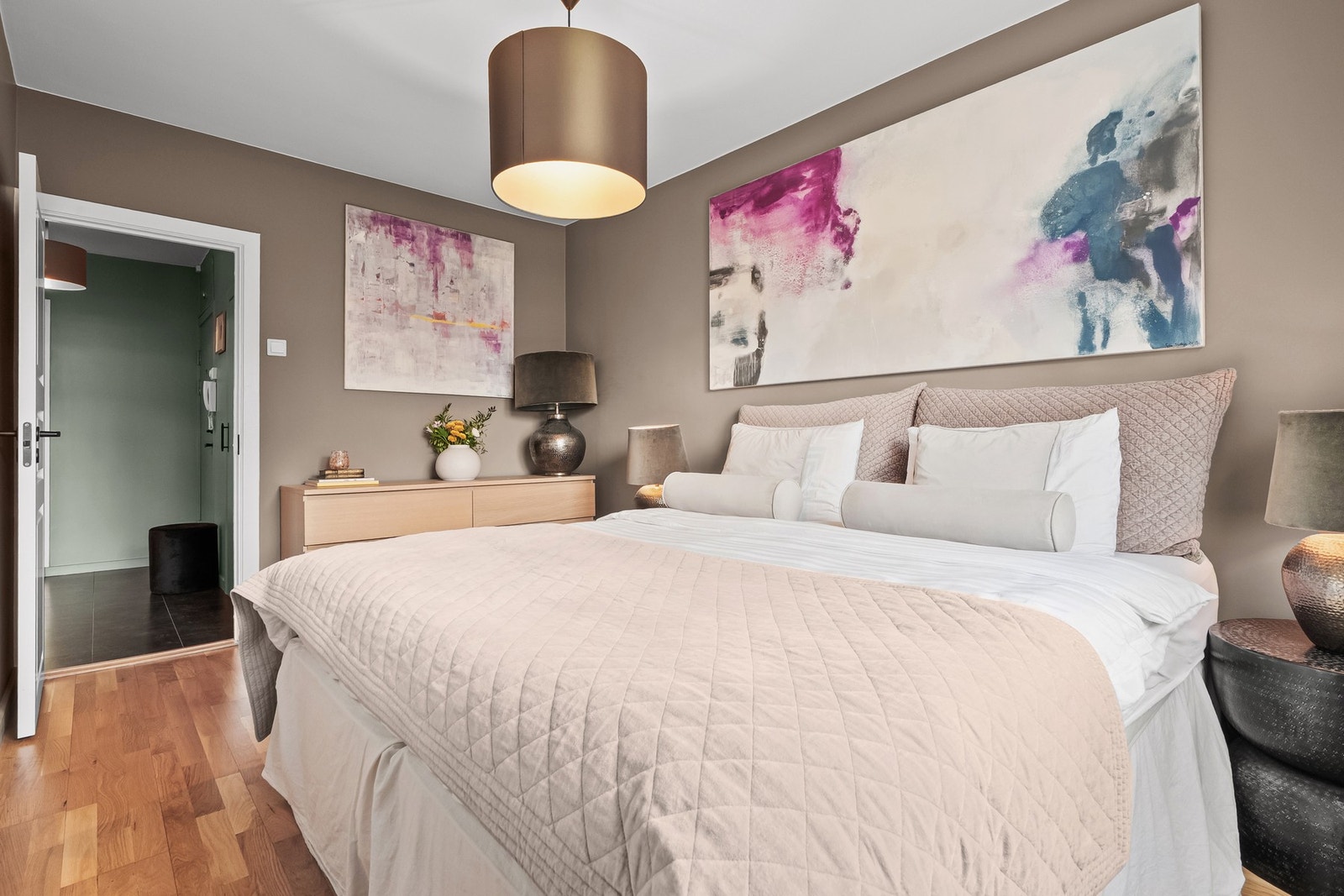 Veggene er holdt i en varm tone, noe som bidrar til en lun og avslappende atmosfære. Det er fin plass til garderobeskap, og ellers godt med lagringsplass i omkledningsrom i gangen. Galleribilde