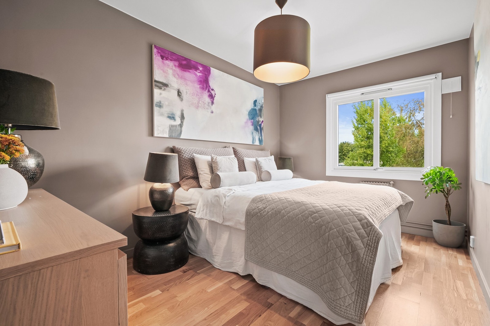 Soverommet er meget romslig, med god plass til både dobbeltseng og annet møblement. Galleribilde
