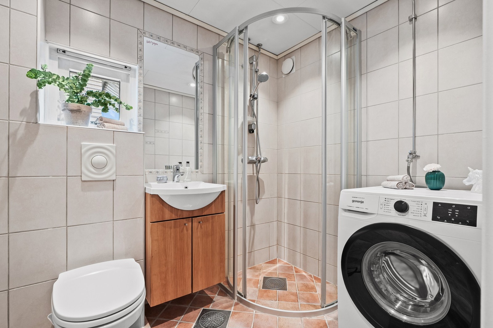Tidløst og pent bad som ble rehabilitert i regi av borettslaget i 2005. Varme er lagt i gulvet, og badet har vegghengt toalett og et dusjhjørne med skyvedører i glass. Galleribilde