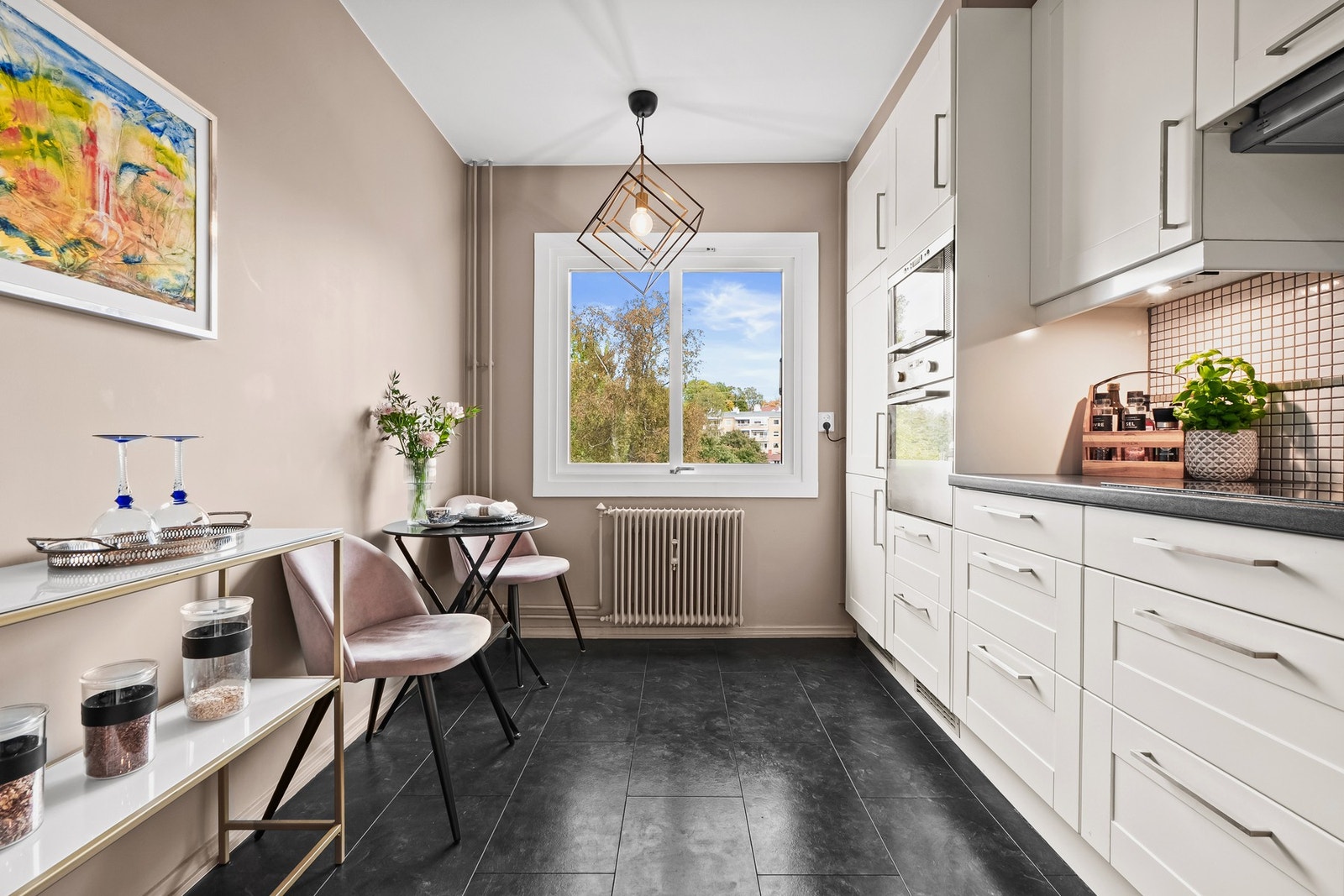 Over kokesonen har kjøkkenet en ventilator med kullfilter. Opplegg for oppvaskmaskin er etablert, og integrerte hvitevarer består av stekeovn, platetopp, mikrobølgeovn og en kombinert kjøl/frys. Galleribilde