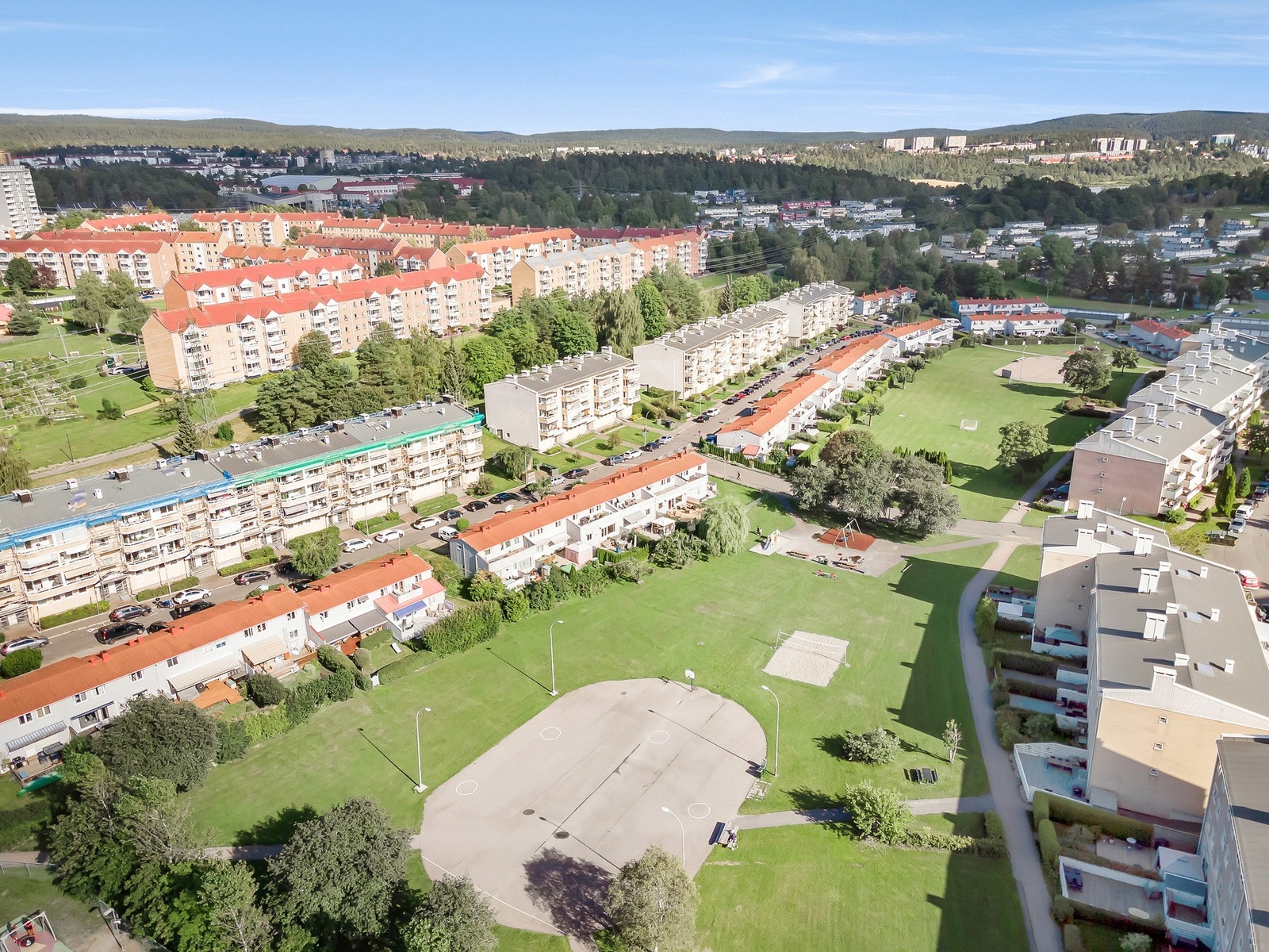Omgivelsene er både grønne, sentrale og barnevennlige. Havredalen byr på store grøntarealer, sittegrupper, trær, variert beplantning og asfalterte internveier. Galleribilde