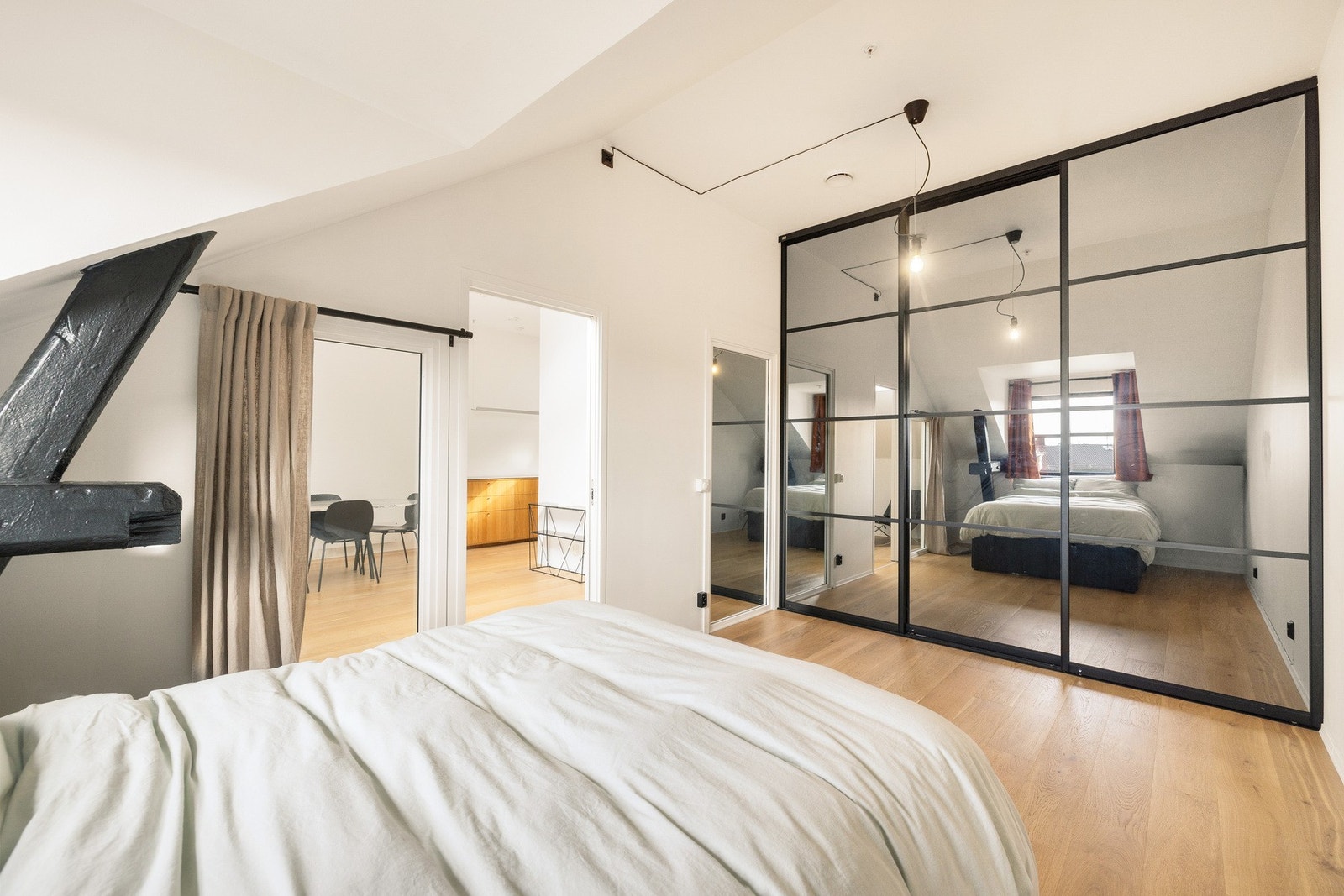 Leiligheten har en meget romslig soverom med svært gode møbleringsmuligheter Galleribilde