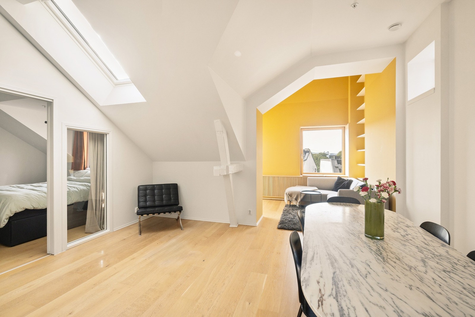 Lekker 1-stavs eikeparkett i alle rom og flere takvinduer for mye lys Galleribilde