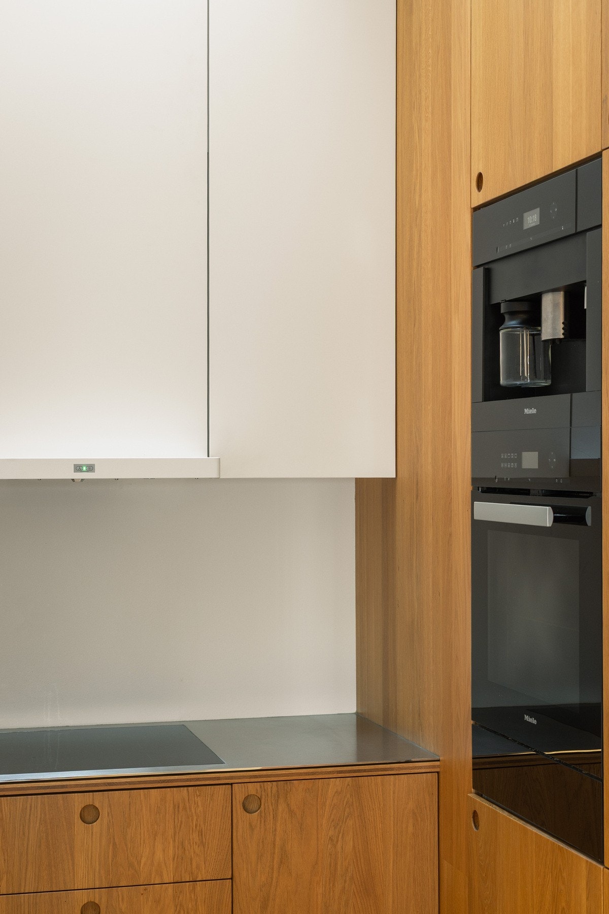 Integrerte hvitevarer som medfølger: glatt montert platetopp, stekeovn, kaffemaskin samt kjøl- og fryseskap Galleribilde