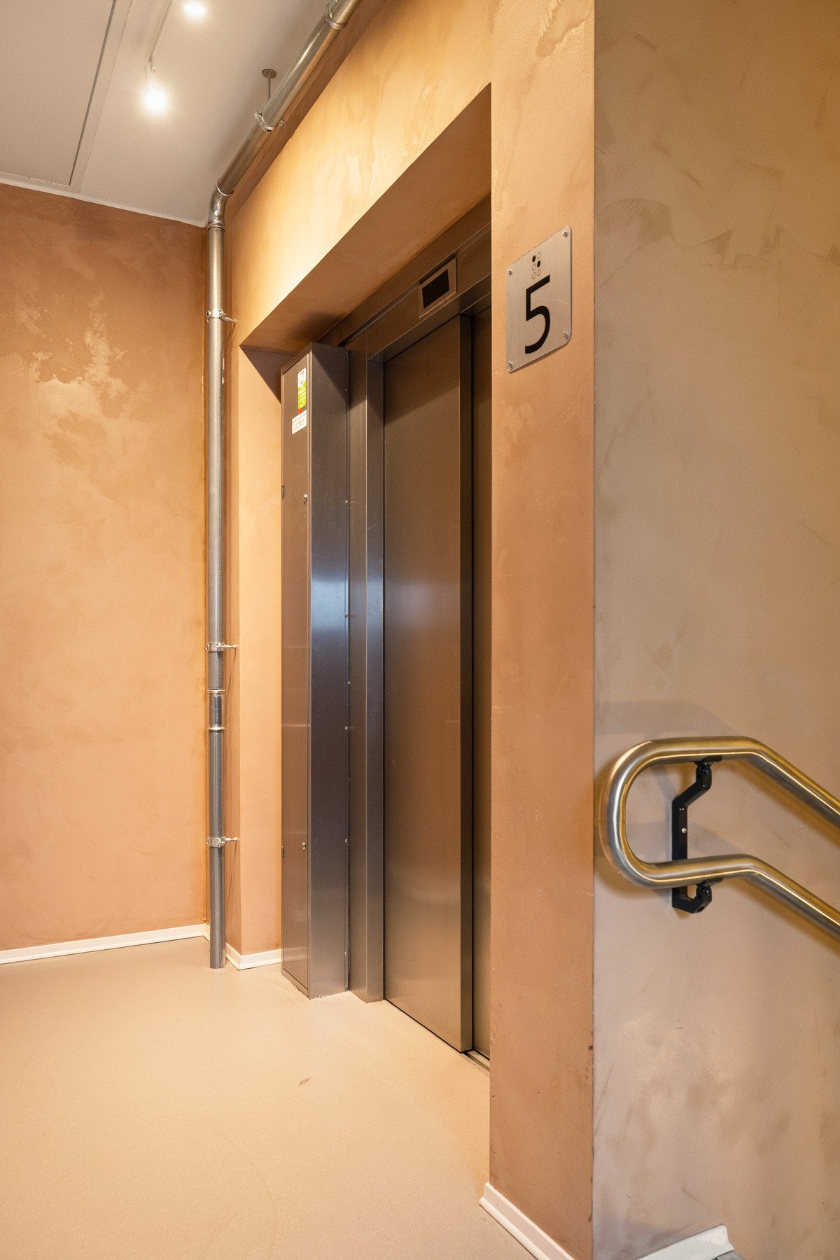 Heisadkomst. Garasjeplass i kjeller Galleribilde