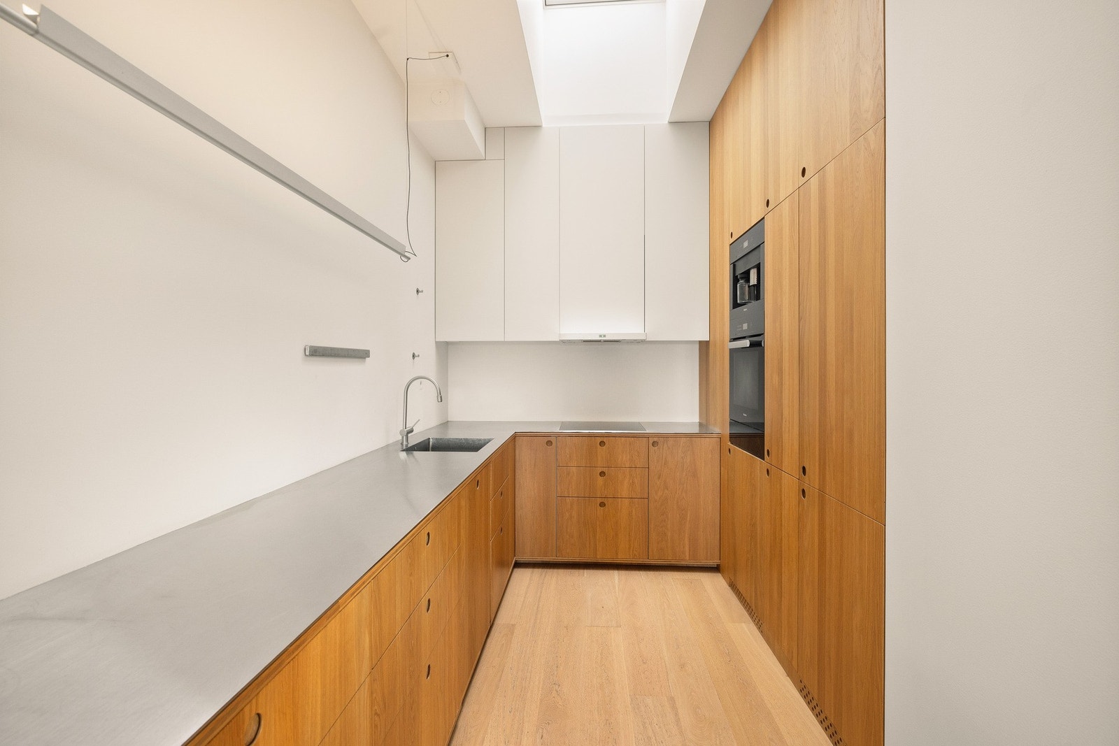 Lekkert kjøkken fra 2019 - funksjonelt, lettstelt og hygienisk med rustfri stålbenkplate fra italienske Boffi Galleribilde