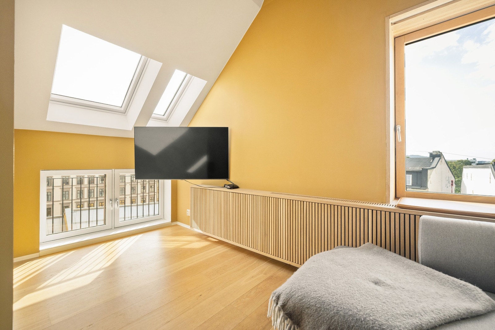 Innebygd radiator, skap og sittebenk i eik Galleribilde