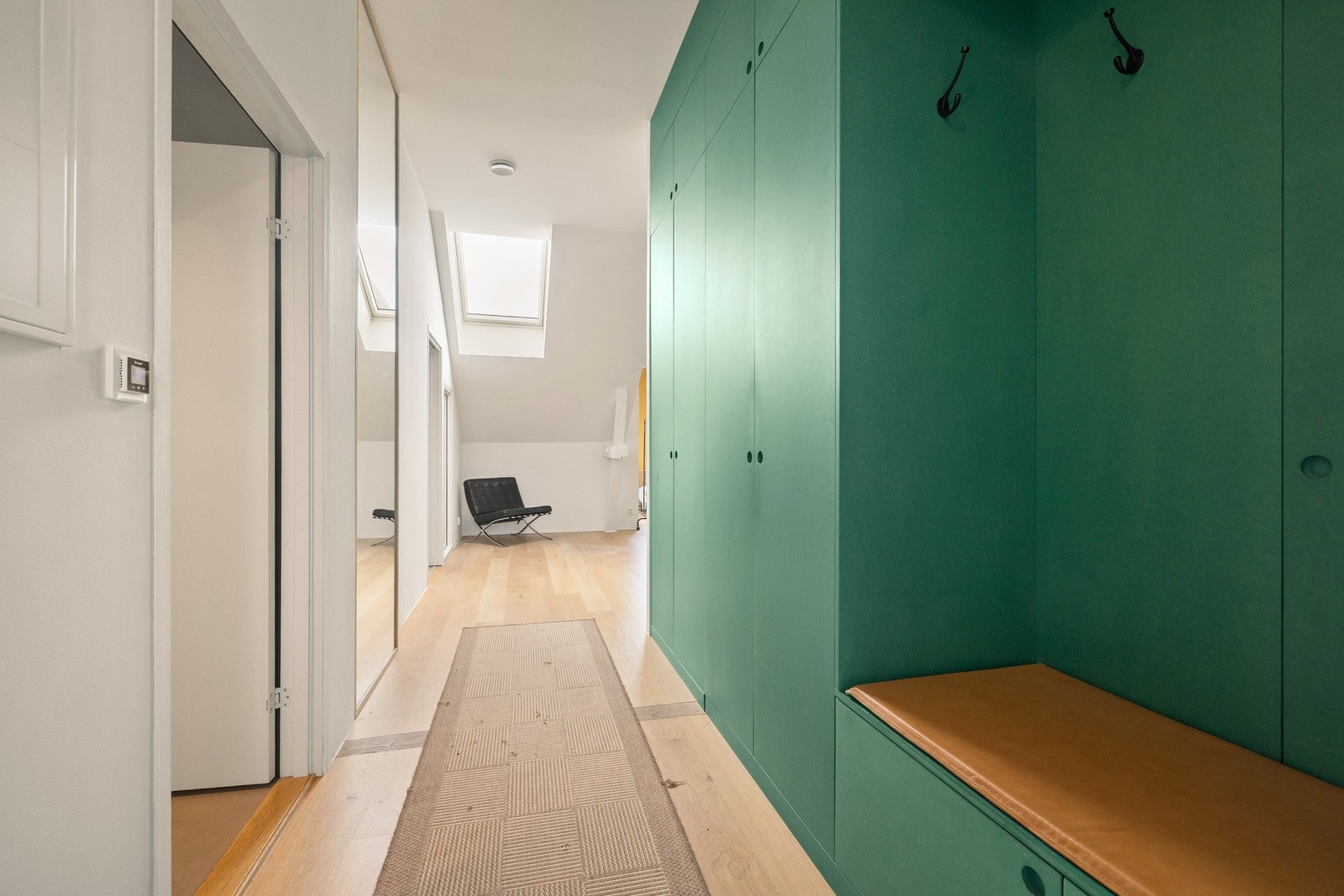 Velkommen inn! Lys og romslig entré gir et godt førsteinntrykk av boligen Galleribilde