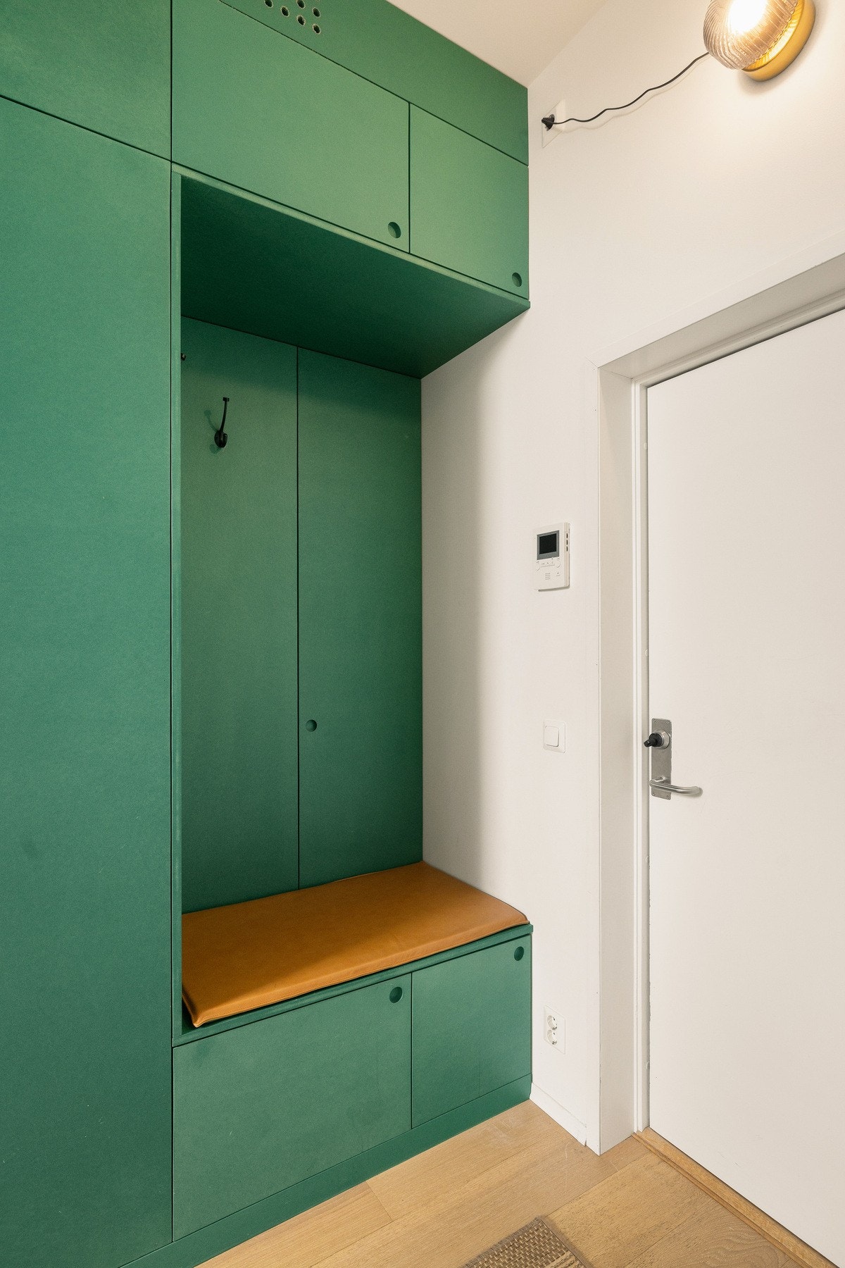 Plassbygget garderobeskap i entré levert av møbelsnekker Kvist og Vinkel Galleribilde