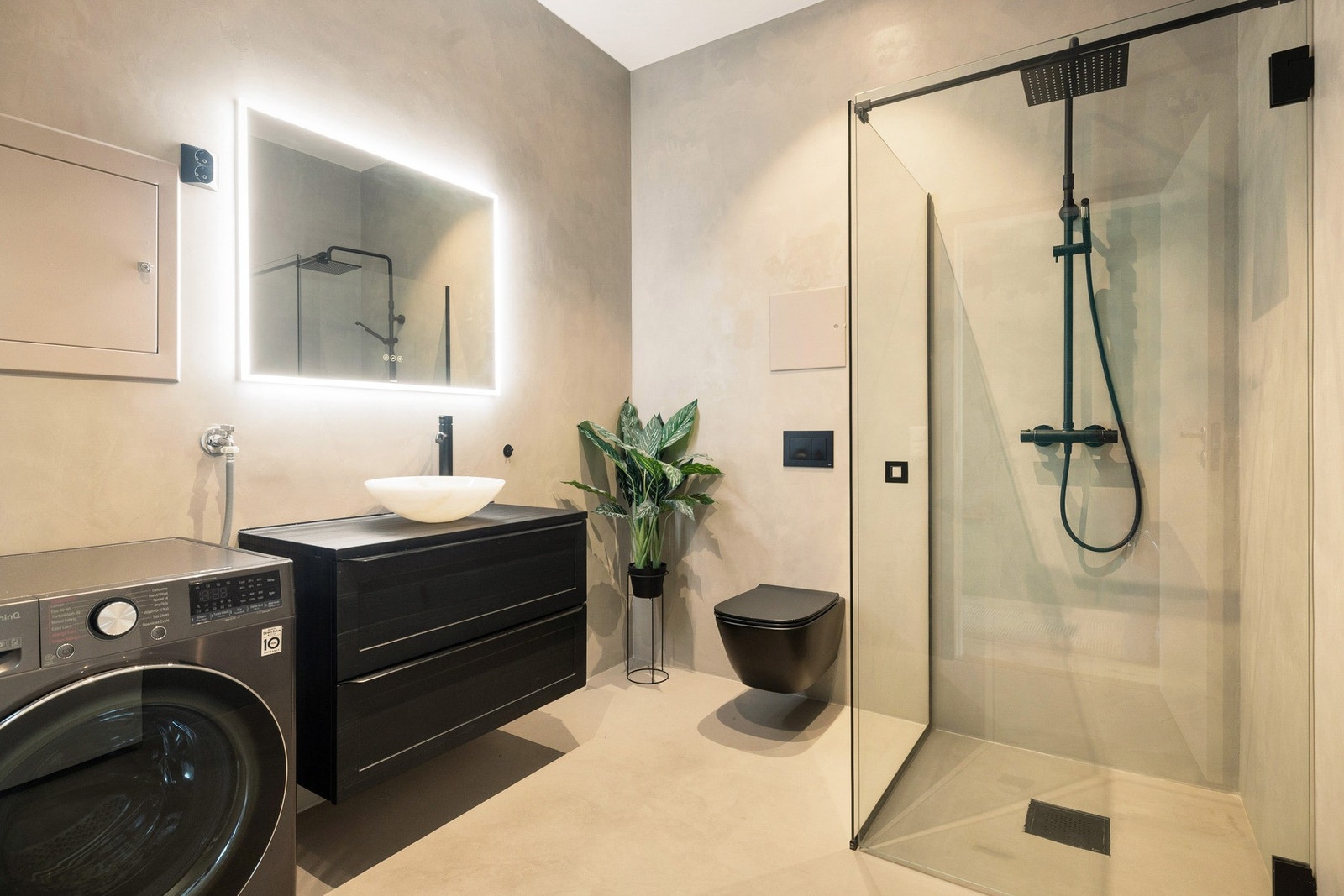 Lekkert og moderne baderom oppgradert i 2021, med gjennomført bruk av mikrosement og stilrene detaljer som gir et eksklusivt preg Galleribilde