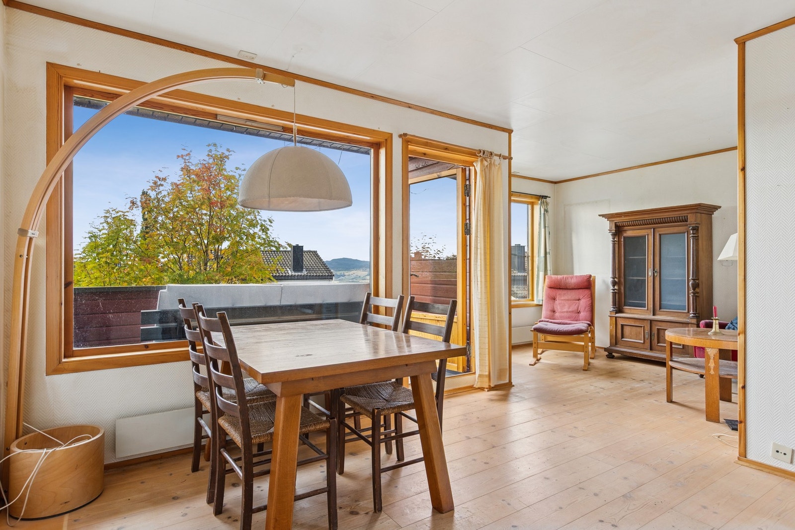 Her får du en bolig med lyse og rene overflater som gir et godt utgangspunkt - perfekt for å sette sitt eget preg med enkle oppgraderinger. Galleribilde