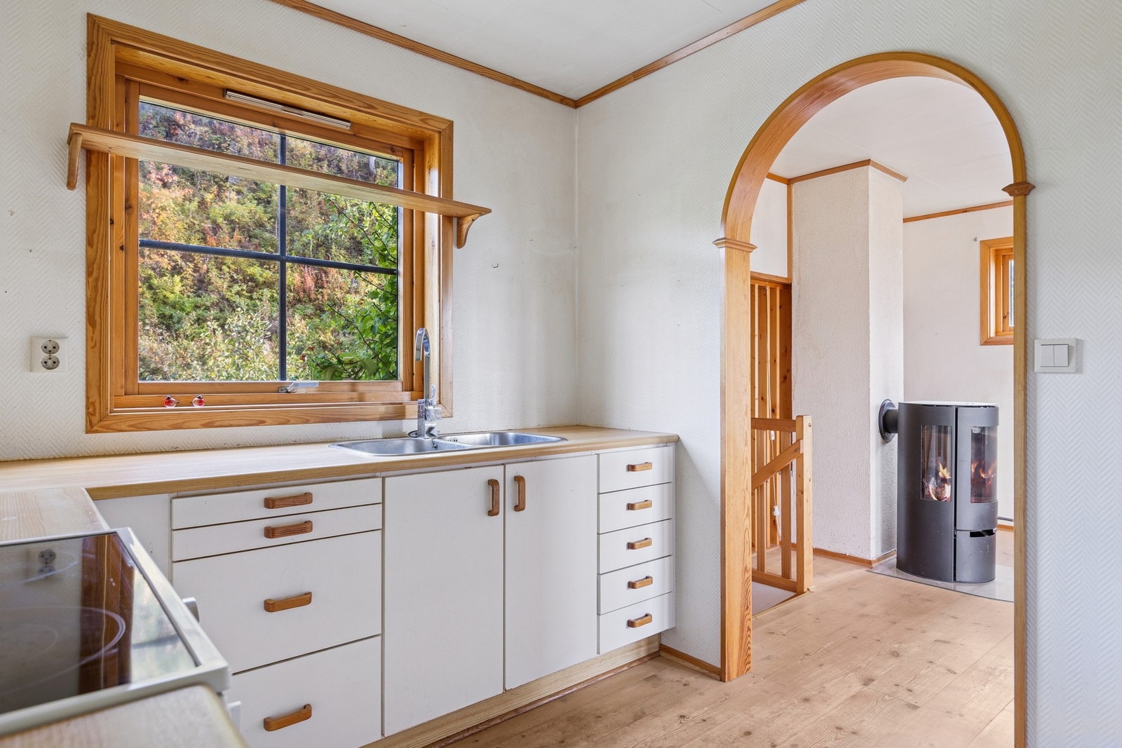 Her er det godt med skap- og benkeplass, og plassering av frittstående hvitevarer. Galleribilde