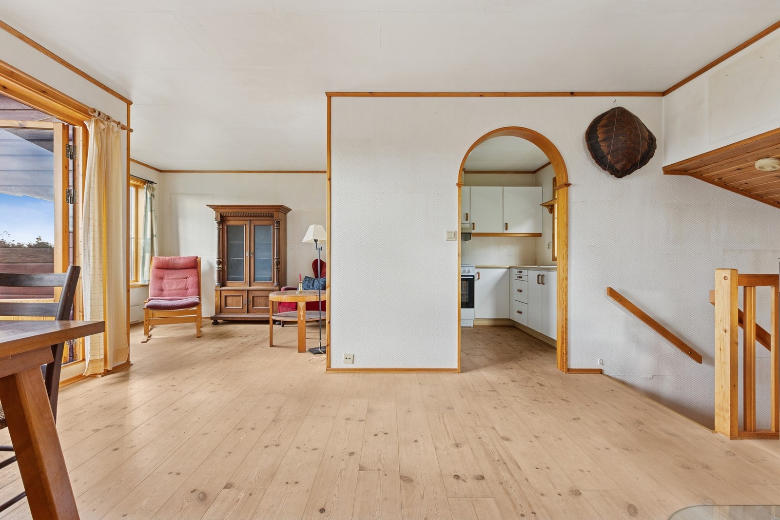 Stue, spisestue og kjøkken utgjør til sammen et romslig oppholdsareal på ca. 35 kvm i åpen løsning. Galleribilde