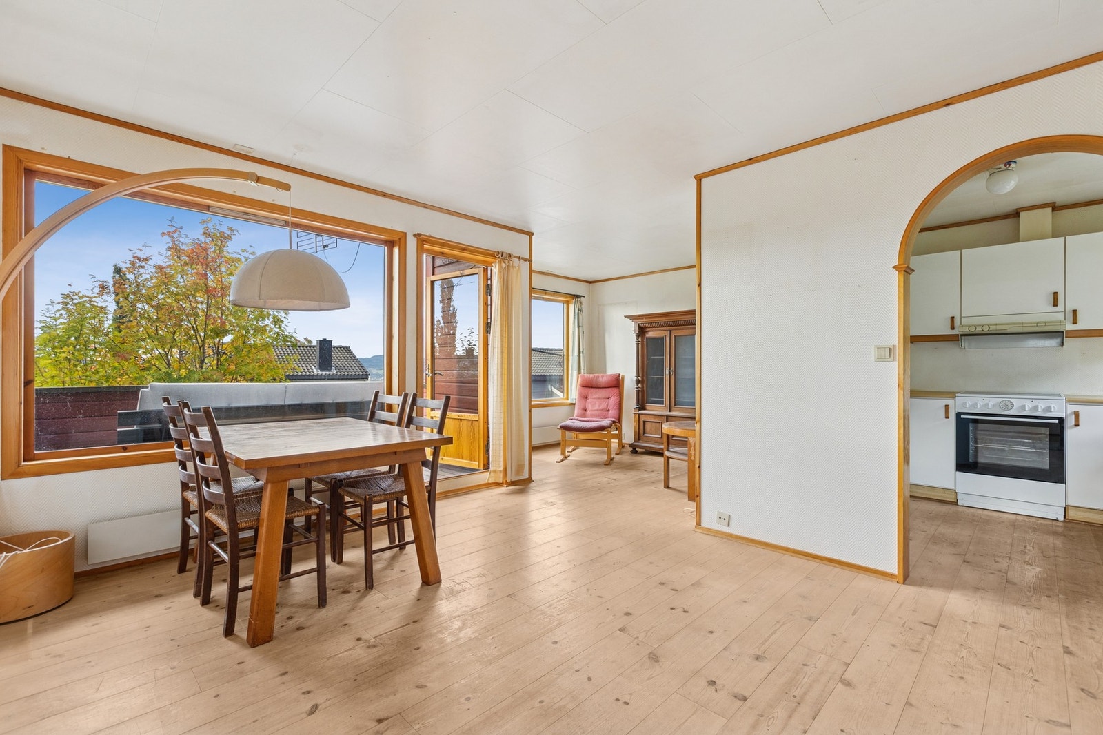 Det er delvis åpen kjøkken- og stueløsning, og det er flere innredningmuligheter etter behov. Galleribilde