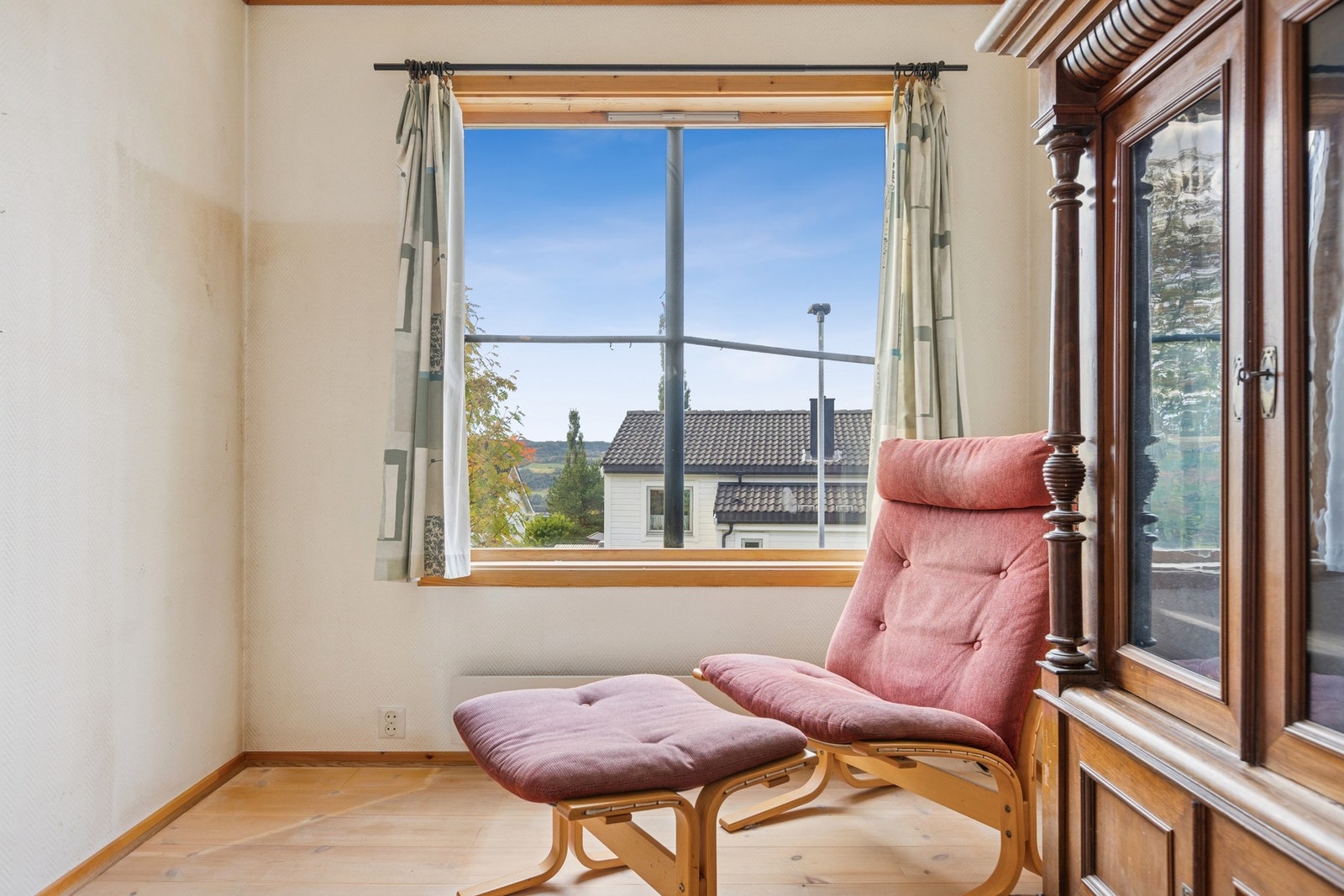 En hyggelig sittegruppe kan plasseres ved vinduet, hvor man kan nyte både dagslyset og den fine utsikten. Galleribilde