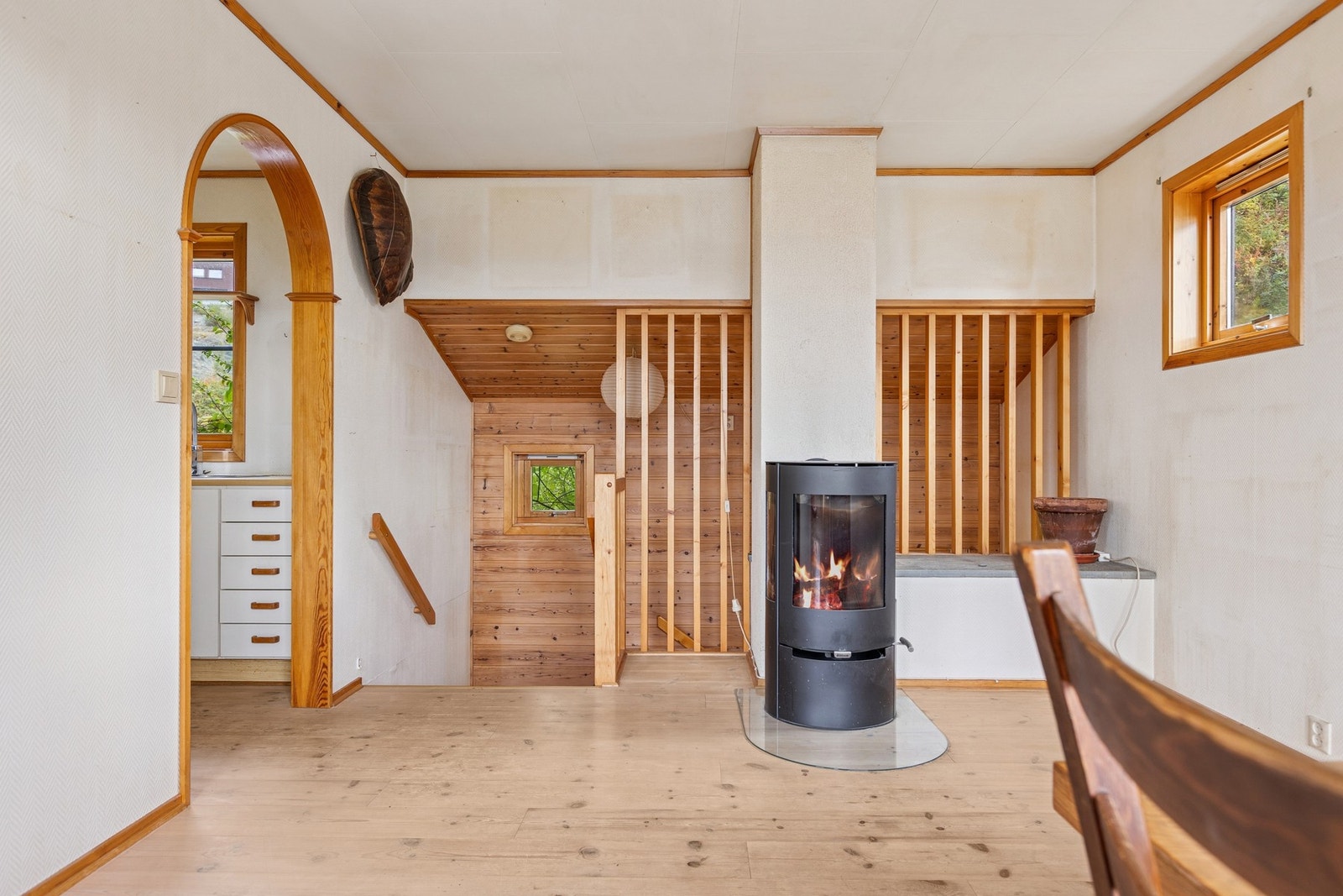 1.etasje byr på boligens sosiale soner med stue, kjøkken og spisestue i åpen løsning, som skaper en luftig og funksjonell planløsning med gode lysforhold og utgang til balkong. Galleribilde