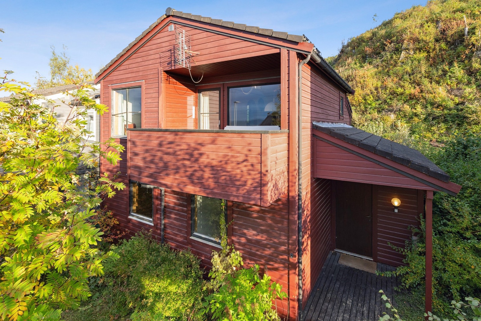 Boligen ligger i en rolig gate, uten gjennomgangstrafikk. Det er et svæt barnevennlig og attraktivt boområde med kort vei til barnehage, barneskole, turstier i Vassfjellet og Melhus sentrum. Galleribilde